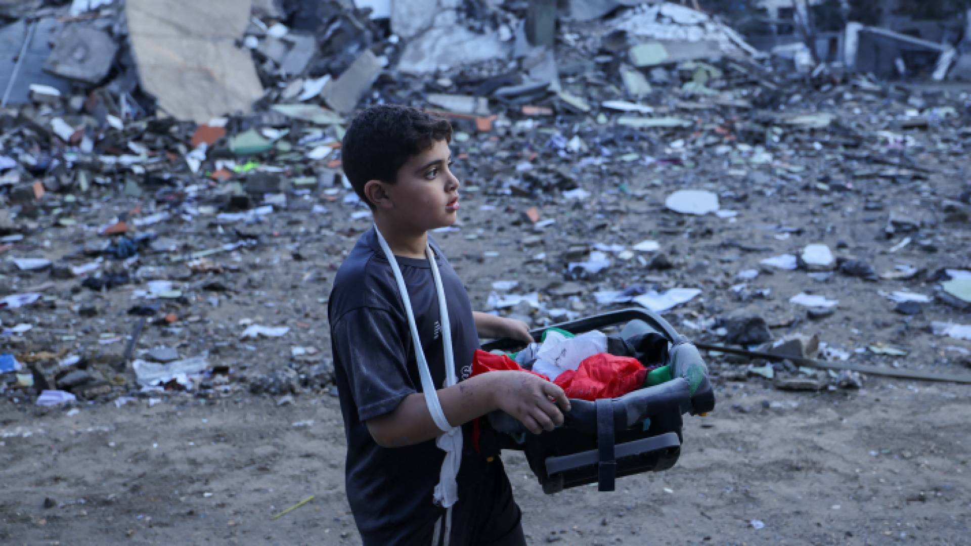 صغير فلسطيني بين ركام المنازل في قطاع غزة