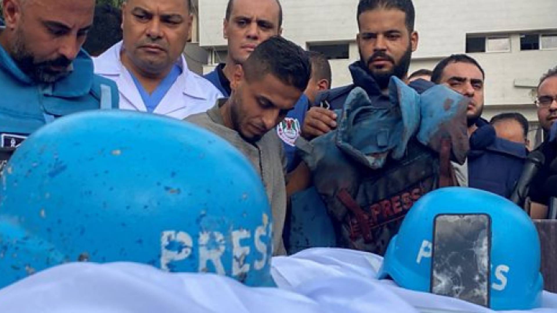 لحظة استشهاد صحفيين في غزة