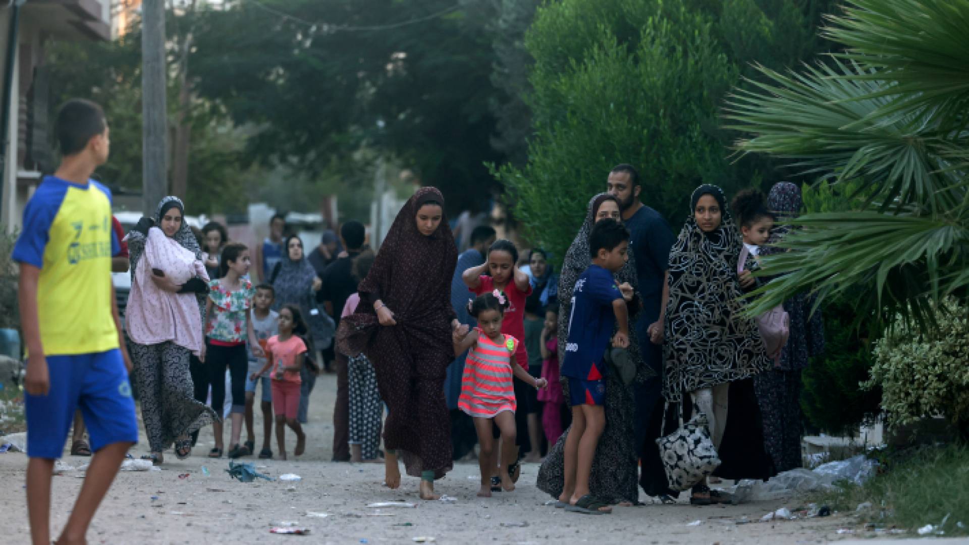 غزيون نازحون من غزة