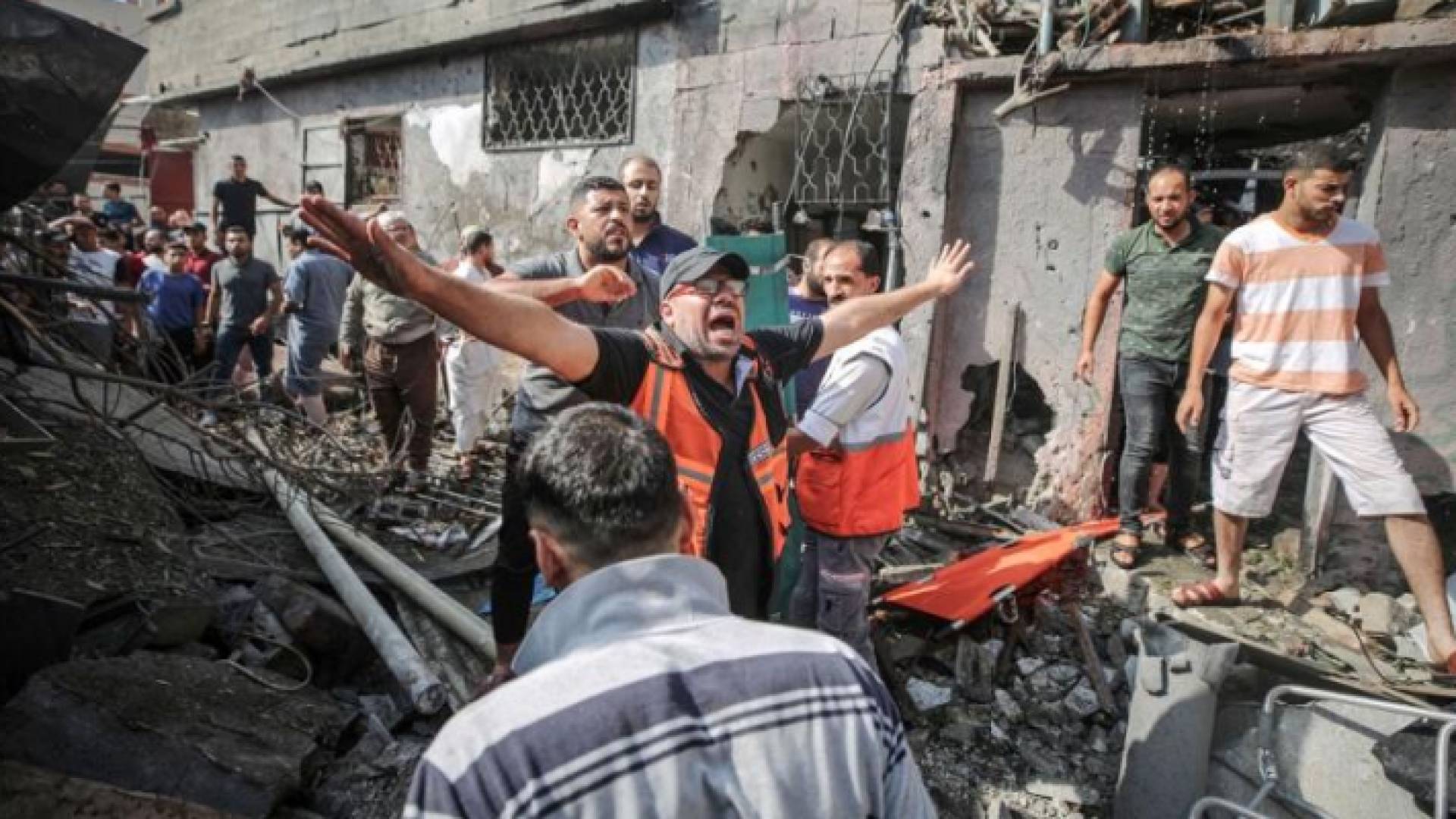 صرخة أحد عناصر الإسعاف في غزة بعد استهداف المدنيين في القطاع