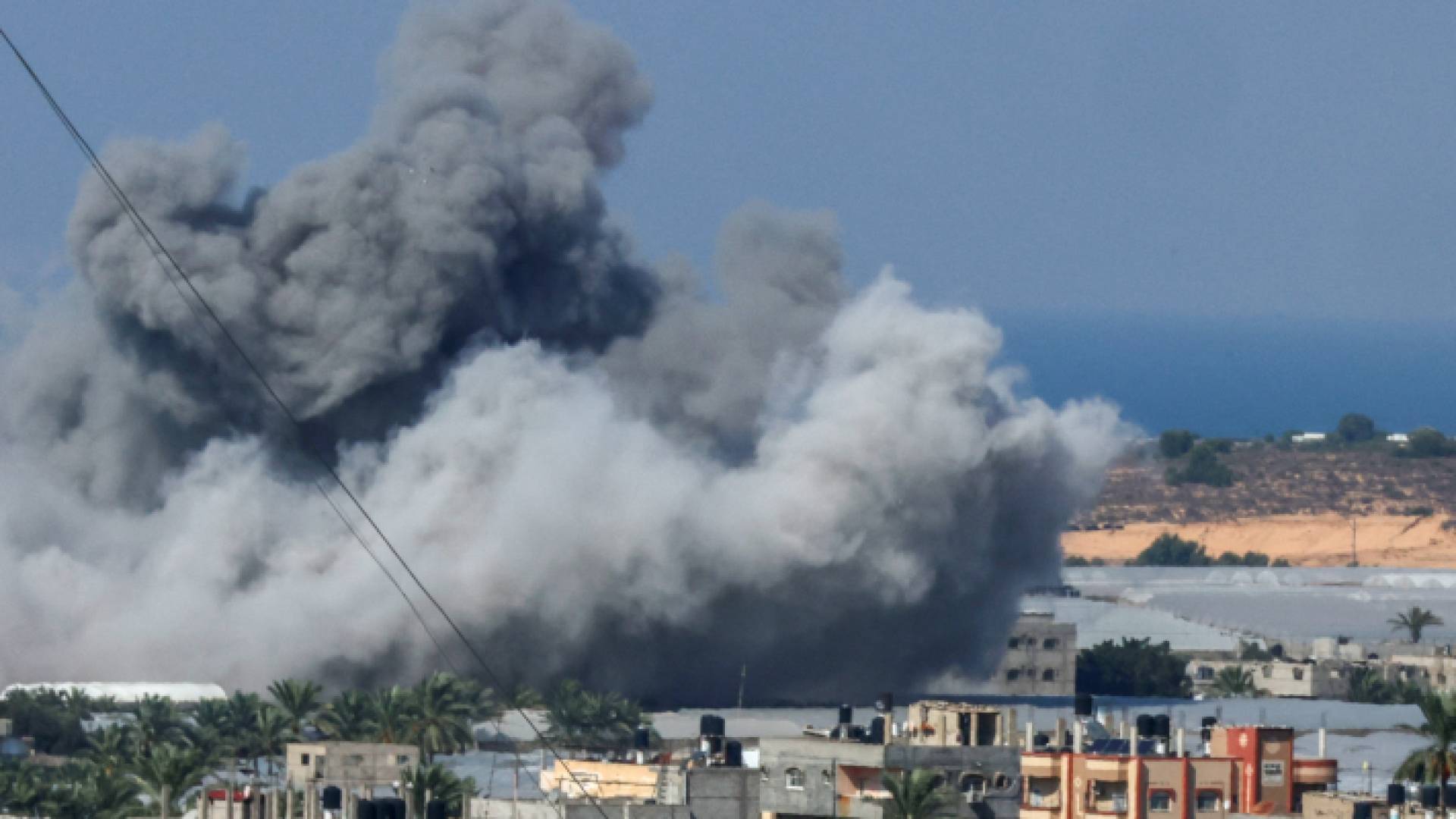 لحظة استهداف أحد المنازل في قطاع غزة