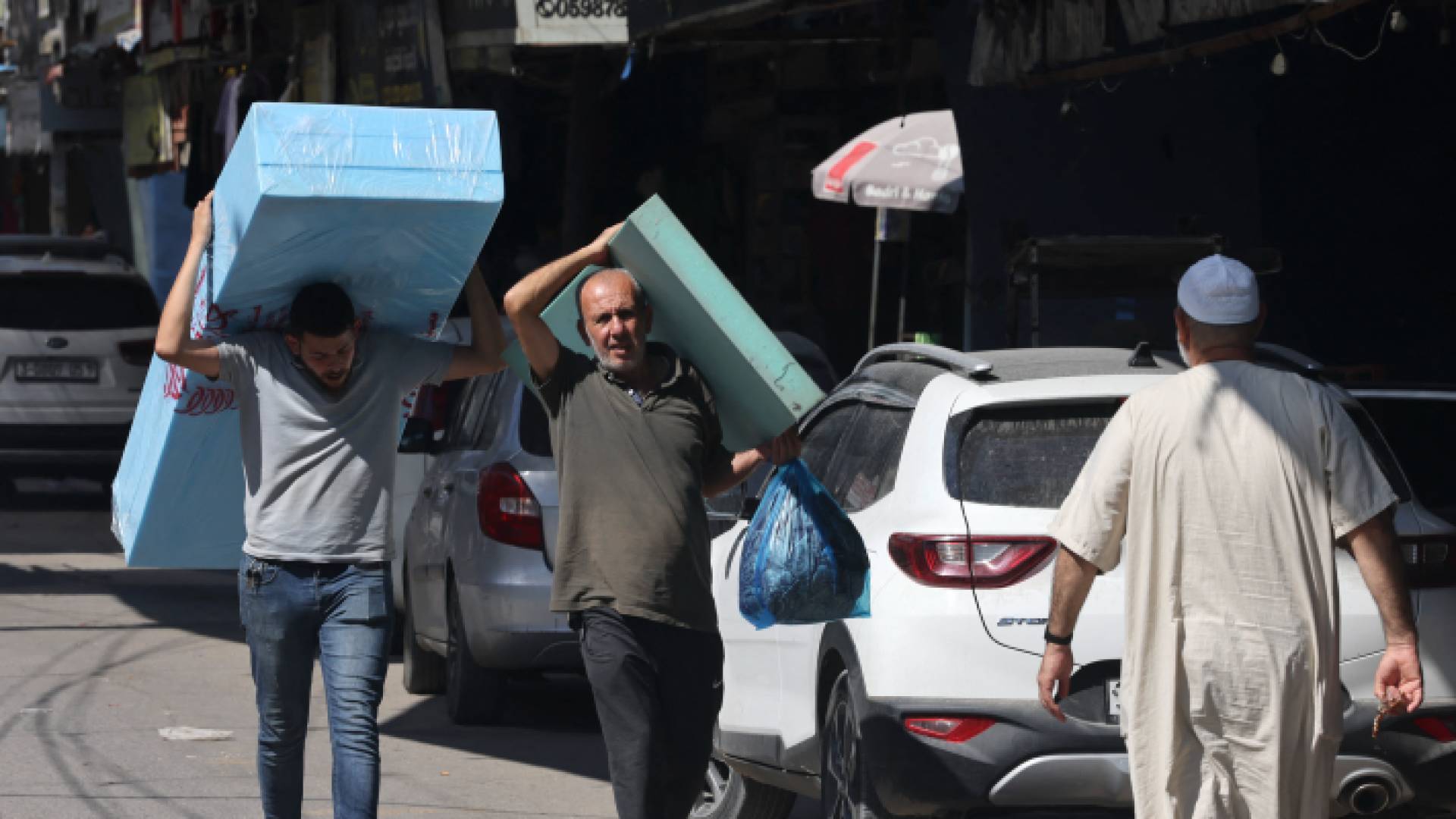 فلسطينيون من قطاع غزة اثناء نزوحهم