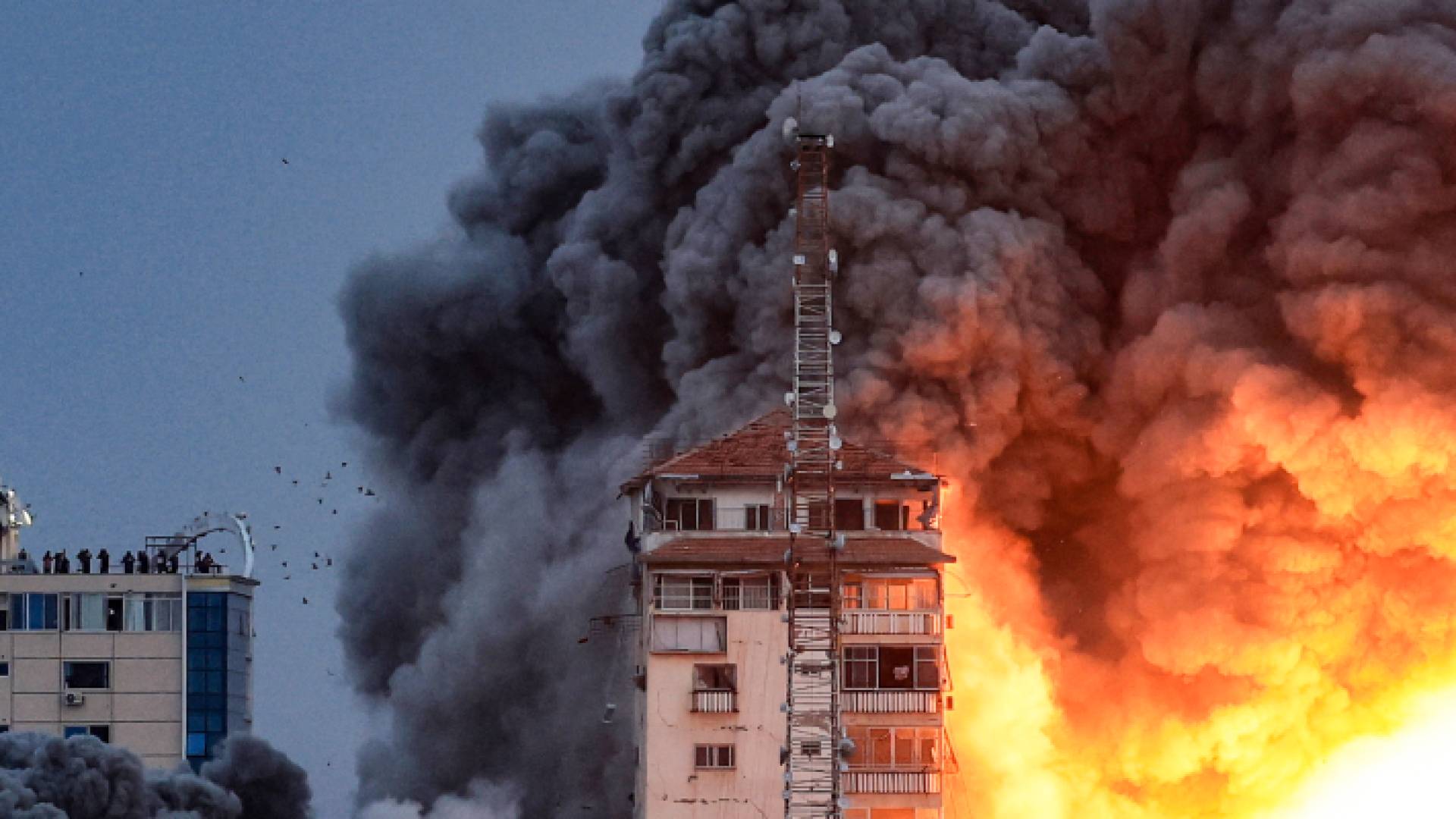 دخان يتصاعد من عمارة سكنية في غزة جراء عدوان الاحتلال