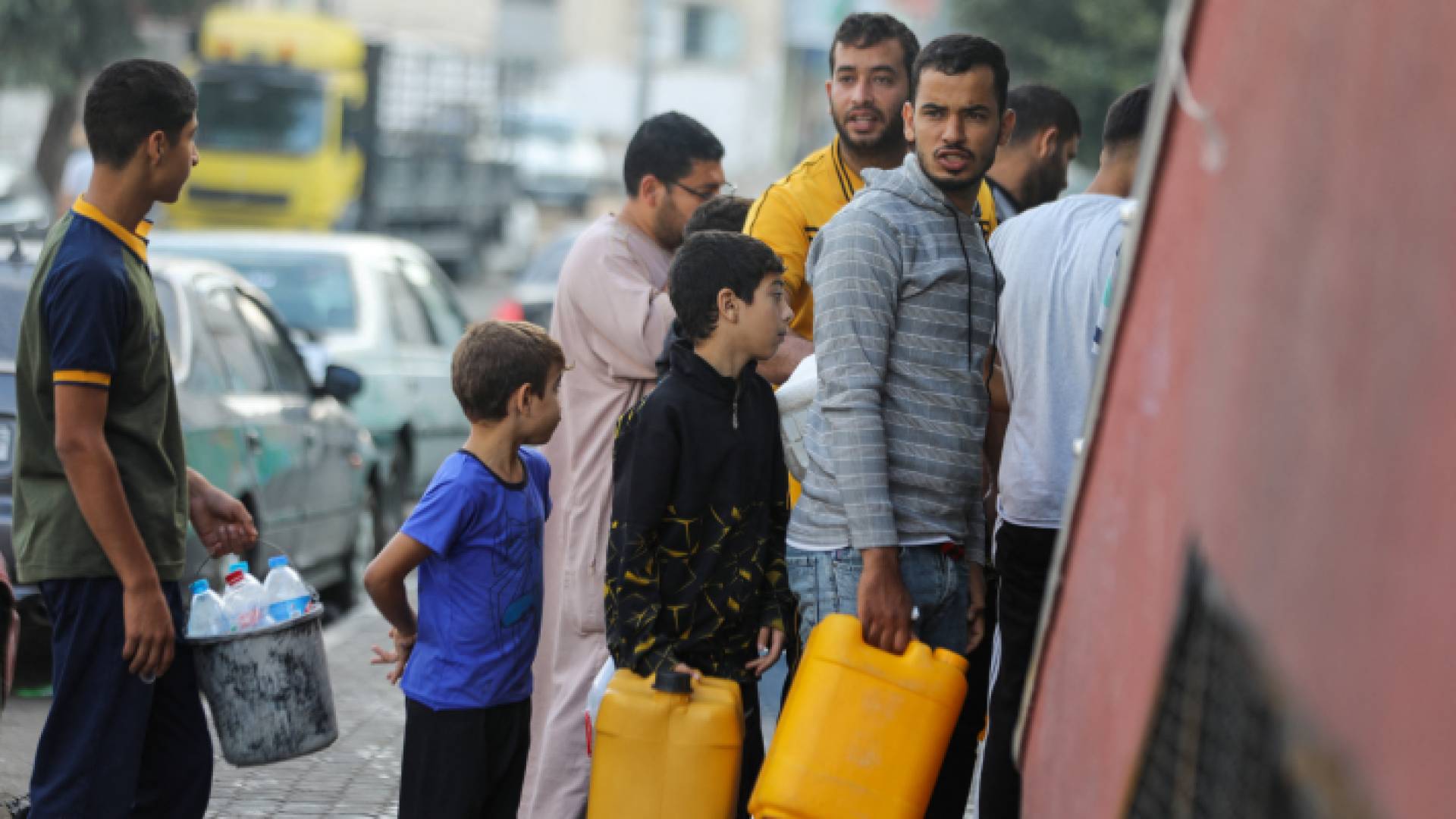 غزيون يصطفون للحصول على الماء