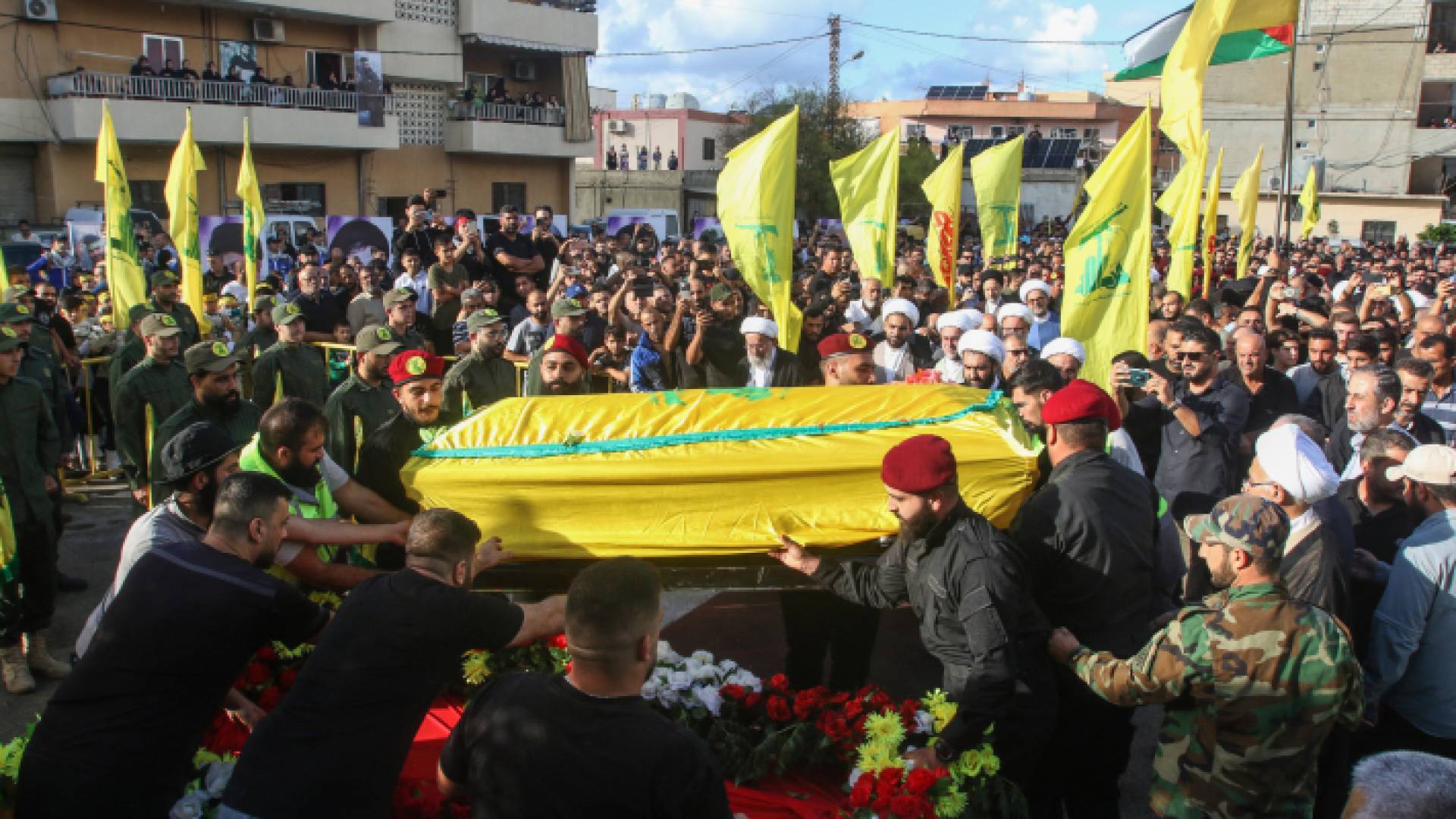 أثناء تشييع أحد أعضاء حزب الله