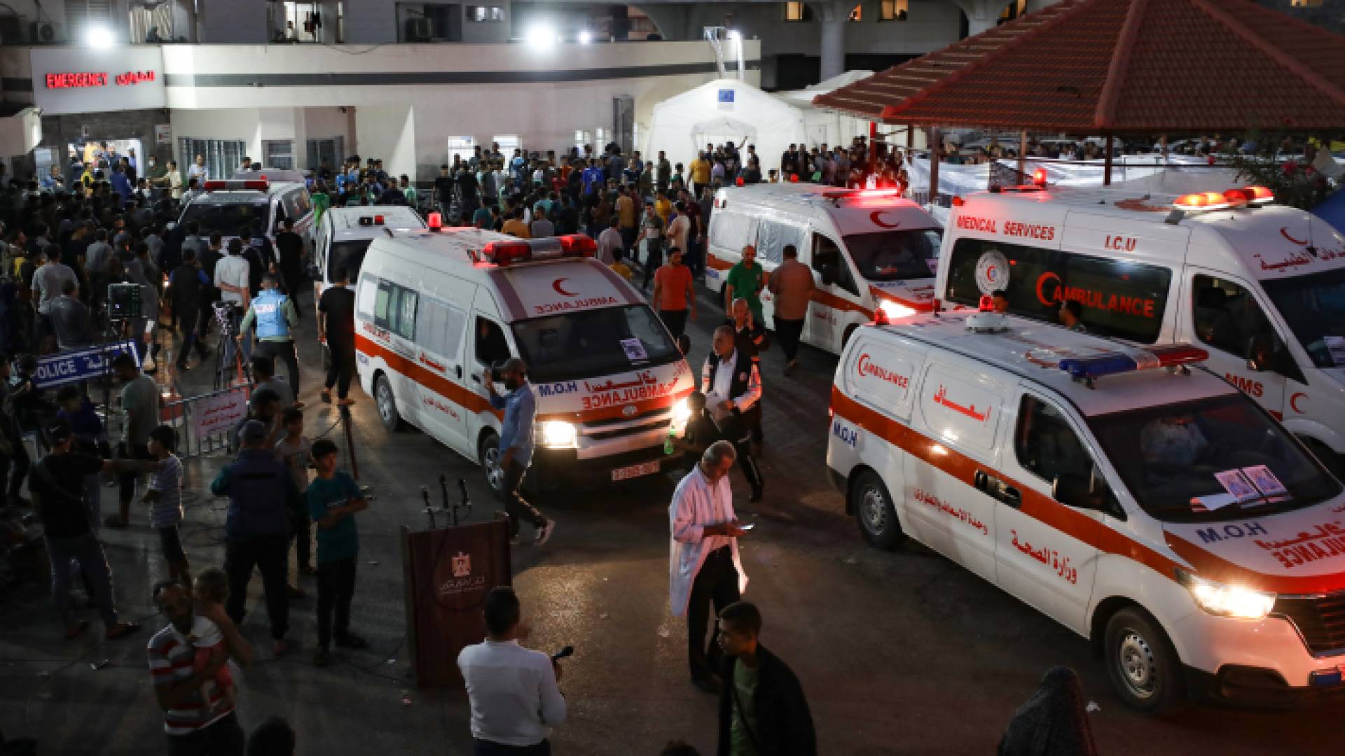 سيارات الإسعاف التي تحمل ضحايا ضربات الاحتلال في مستشفى الشفاء في غزة