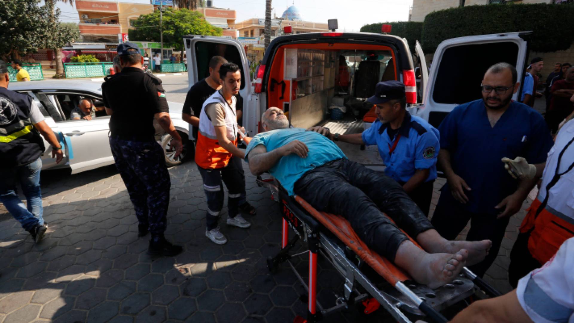 فلسطيني مصاب بقصف الاحتلال الإسرائيلي على غزة