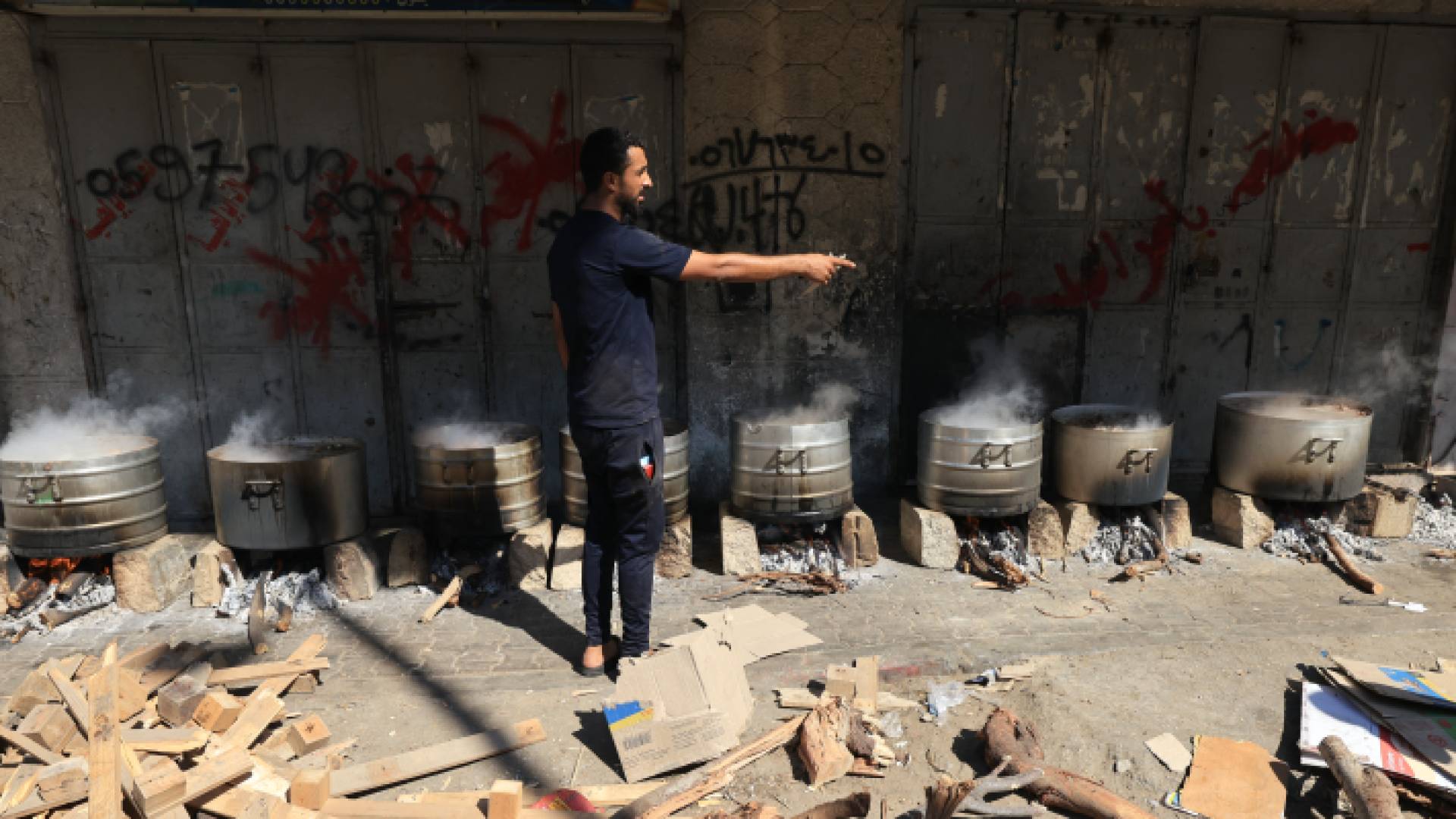 فلسطينيون يطهون طعامهم في قطاع غزة