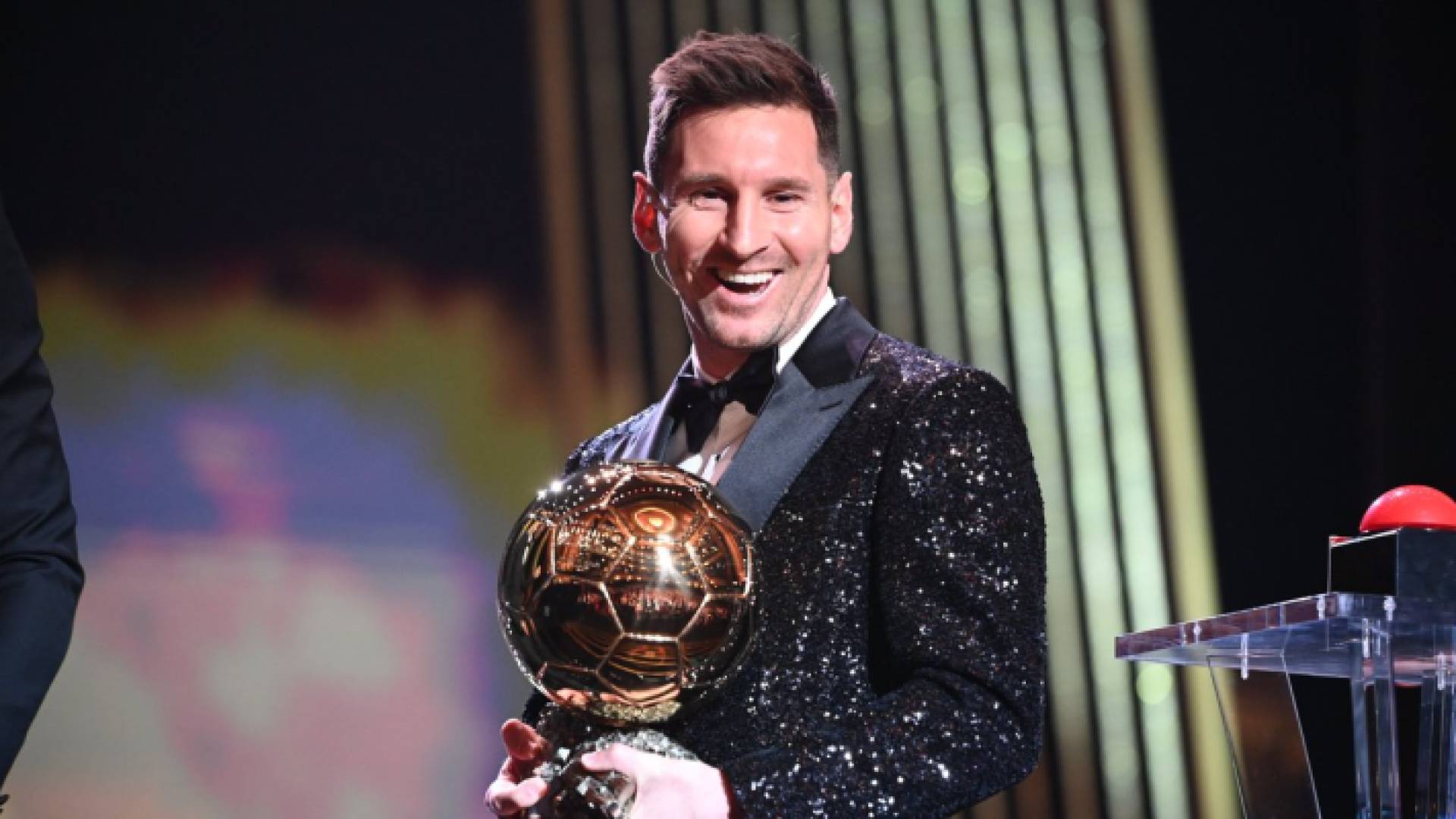 صورة سابقة لميسي مع الكرة الذهبية