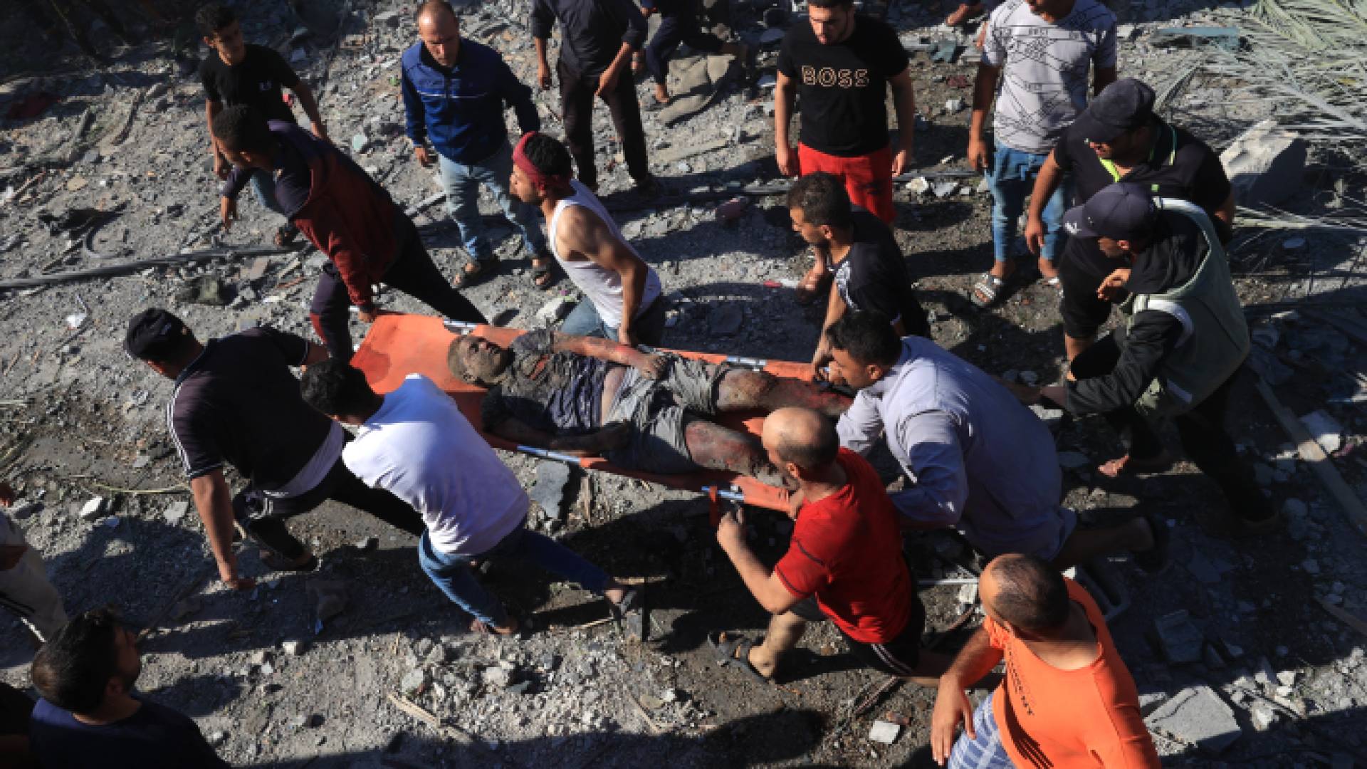 انتشال جثمان شهيد فلسطيني من تحت أنقاض مبنى في أعقاب غارة جوية على رفح