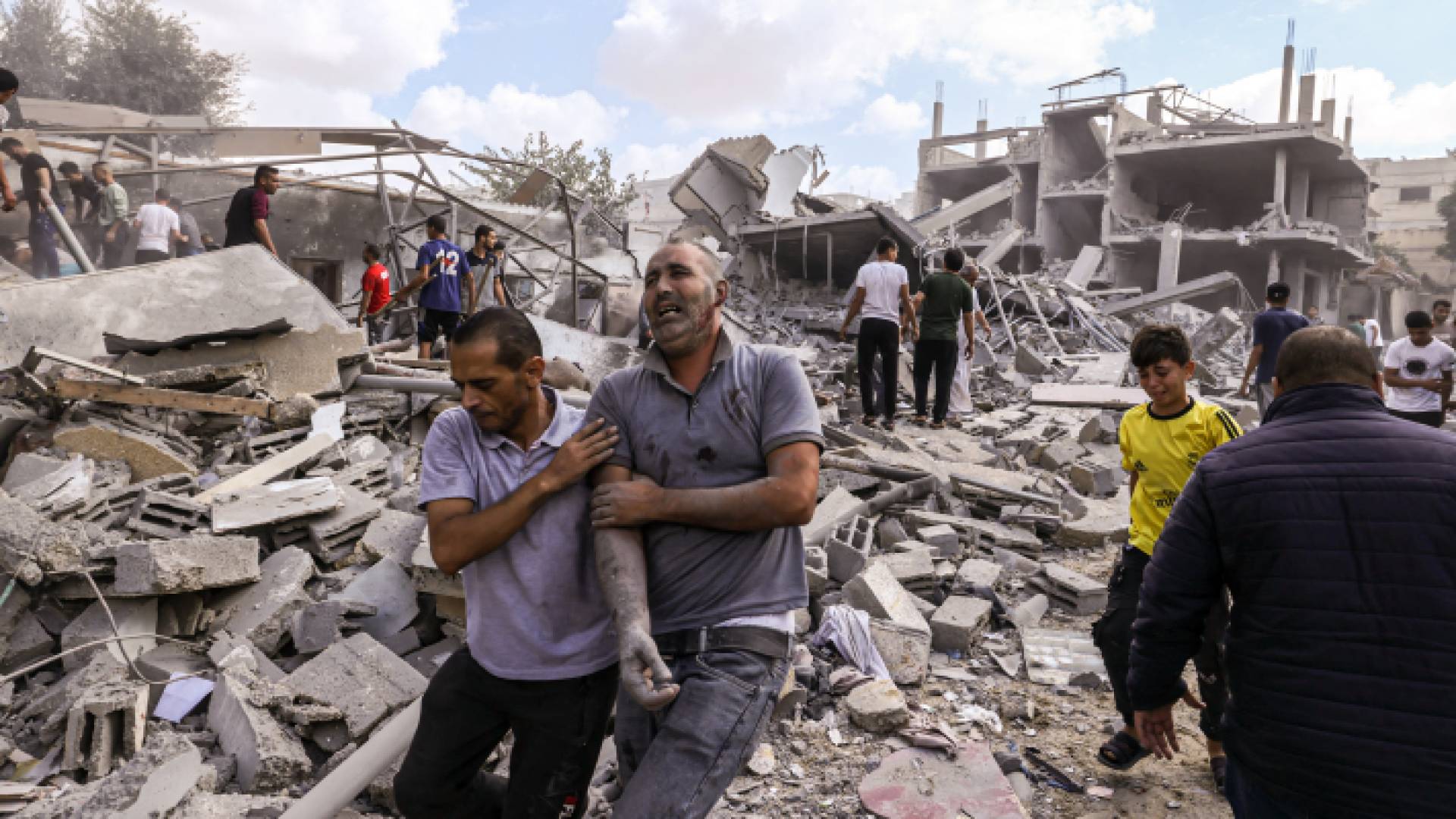 لحظة استهداف الاحتلال أحد المنازل في قطاع غزة