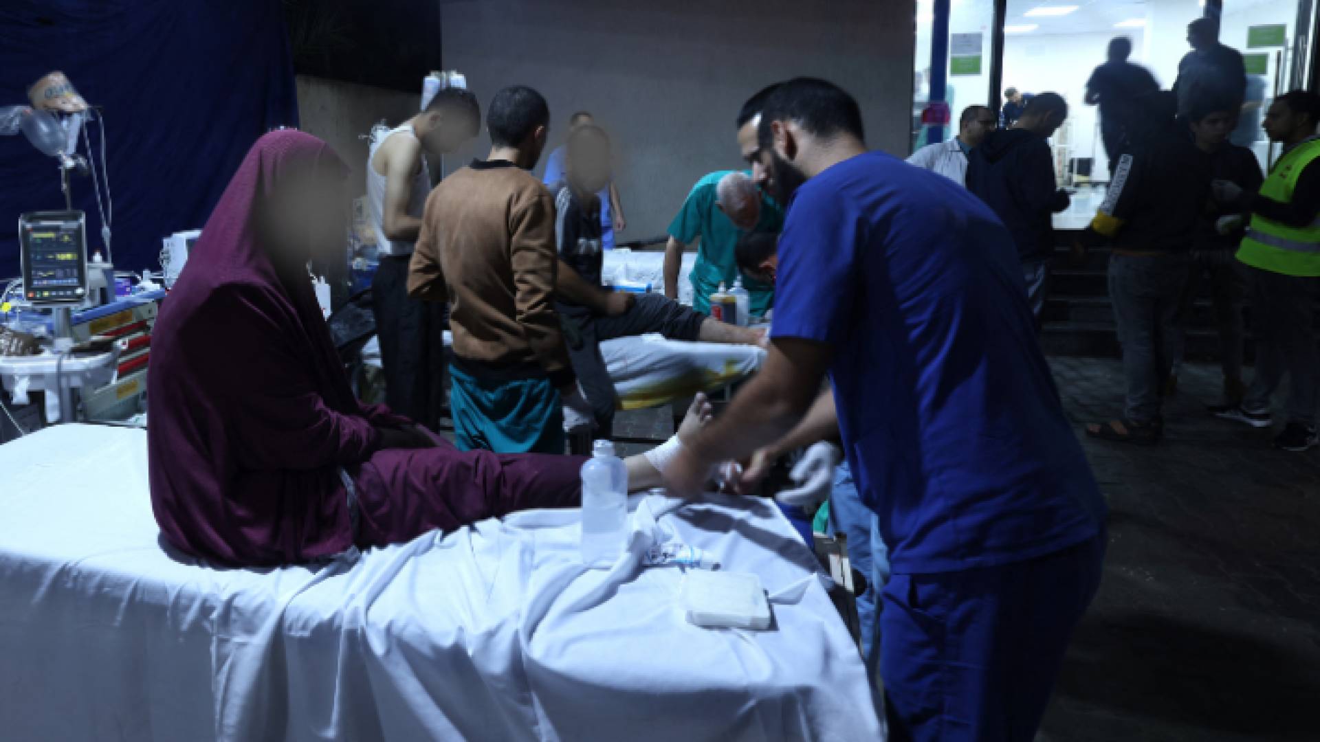 تقديم الرعاية الطبية في القطاع