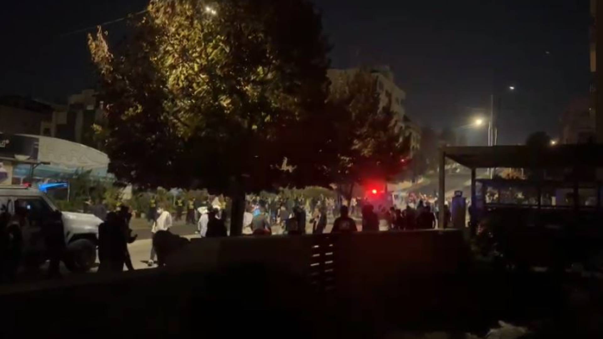 المتظاهرون في محيط السفارة