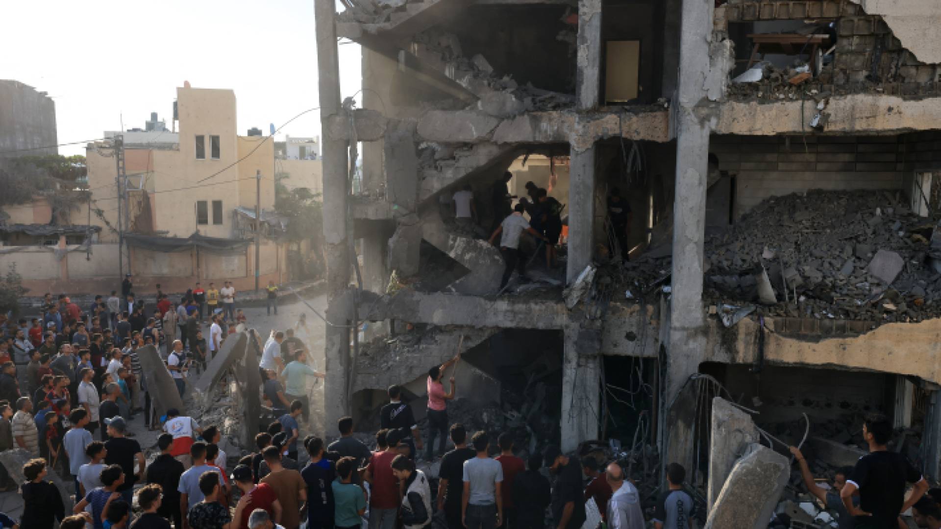 الفلسطينيون يبحثون في أنقاض مبنى بعد ضربة الاحتلال في خان يونس جنوب قطاع غزة