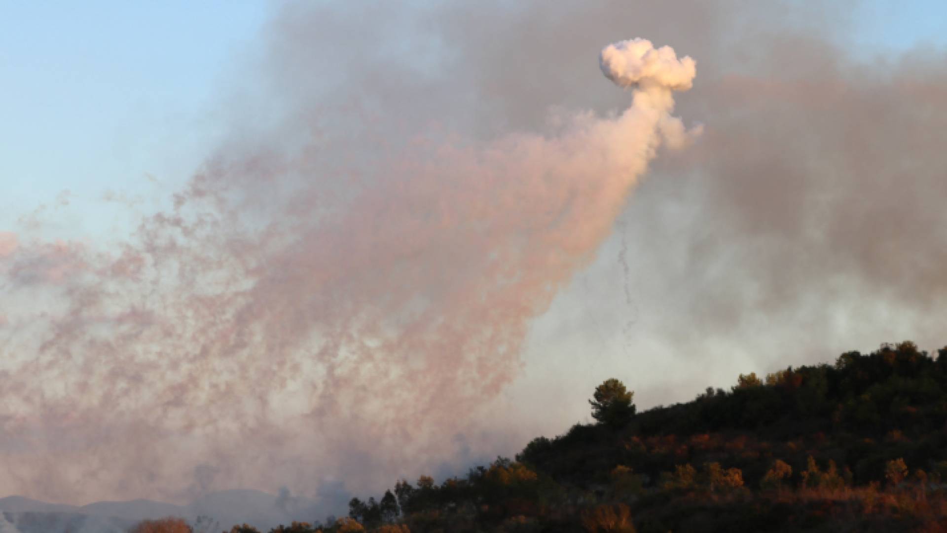قذيفة أطلقت من قبل قوات الاحتلال فوق قرية دهيرا على الحدود اللبنانية الجنوبية