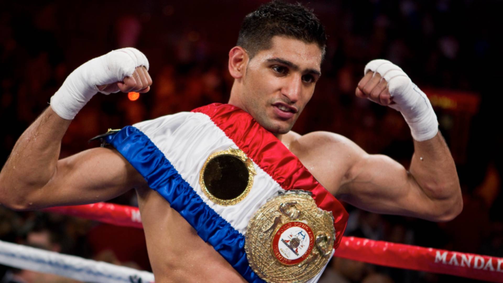 صورة سابقة للملاكم أمير خان