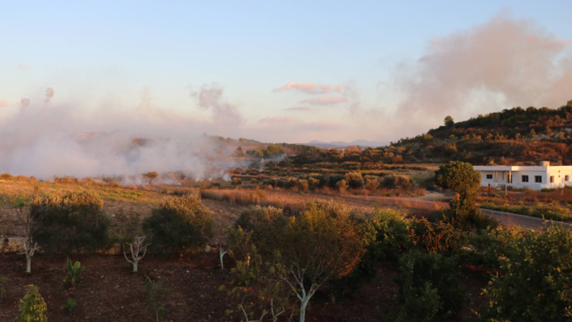 الصورة من قصف الاحتلال بلدة الضيرة الحدودية بجنوب لبنان