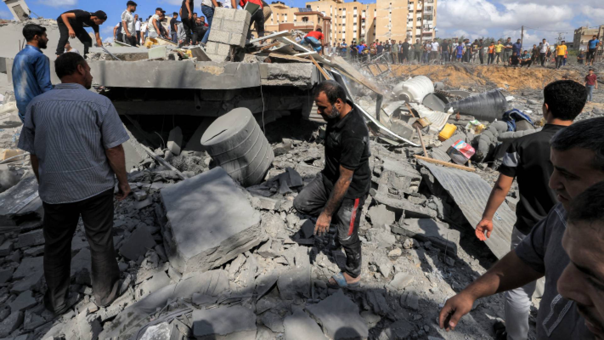 فلسطينيون بعد غارة جوية