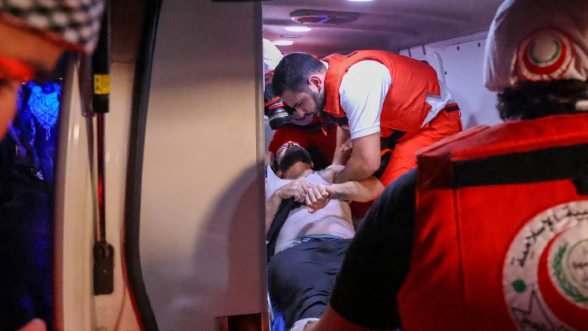 كوادر الاسعاف في غزة تسعف أحد المصابين