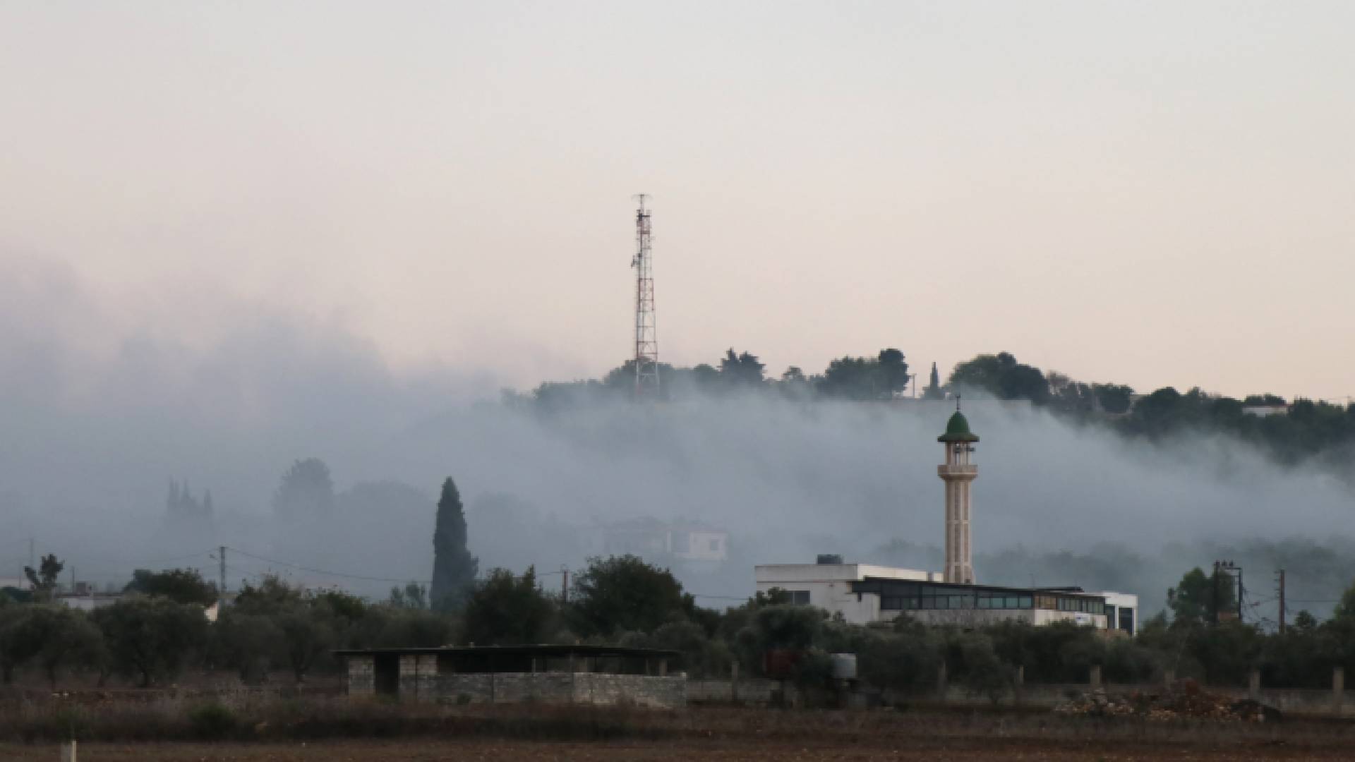 أعمدة دخان تتصاعد على الحدود اللبنانية