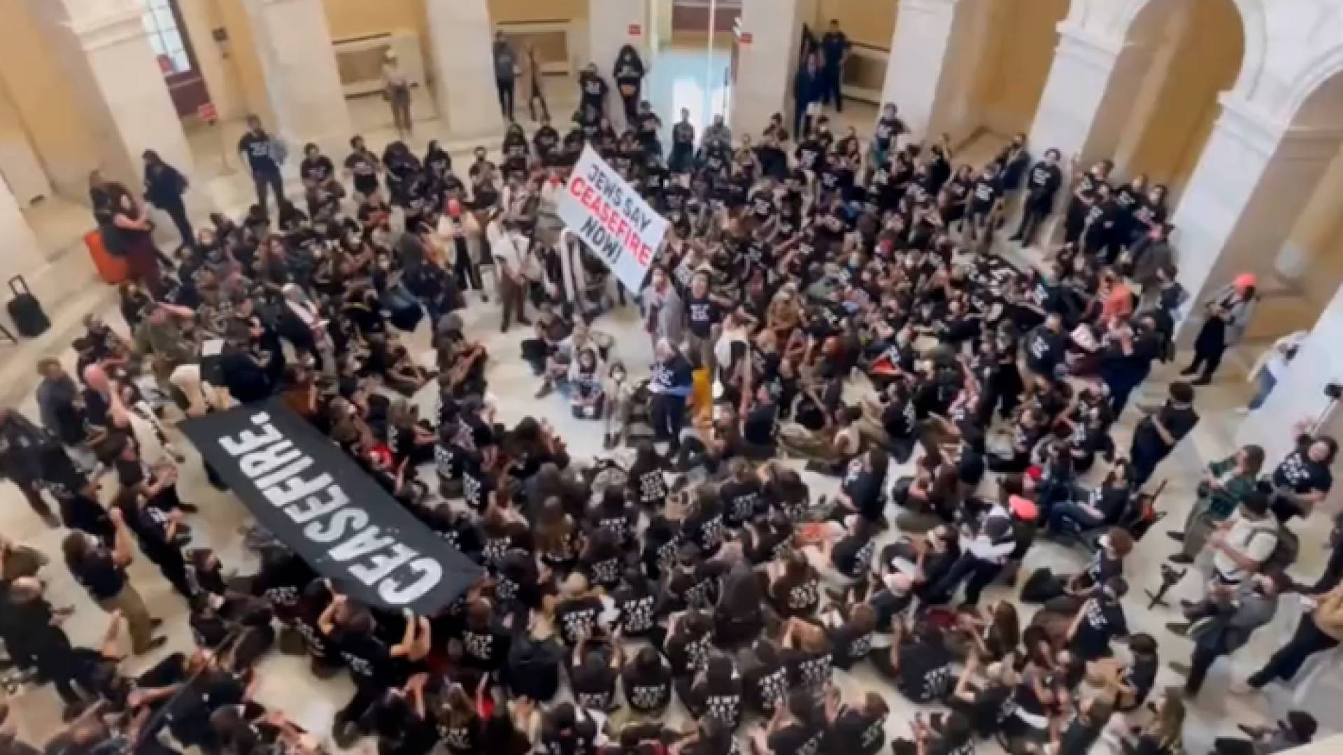 محتجون داخل مبنى الكونغرس