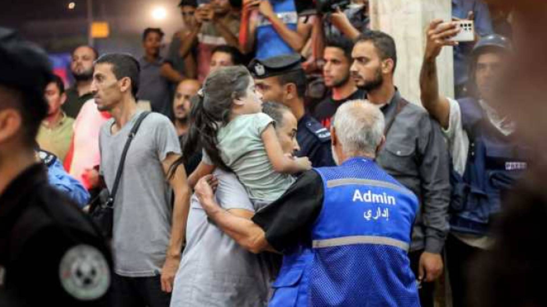 كوادر طبية وشرطة أمام أحد المستشفيات في غزة