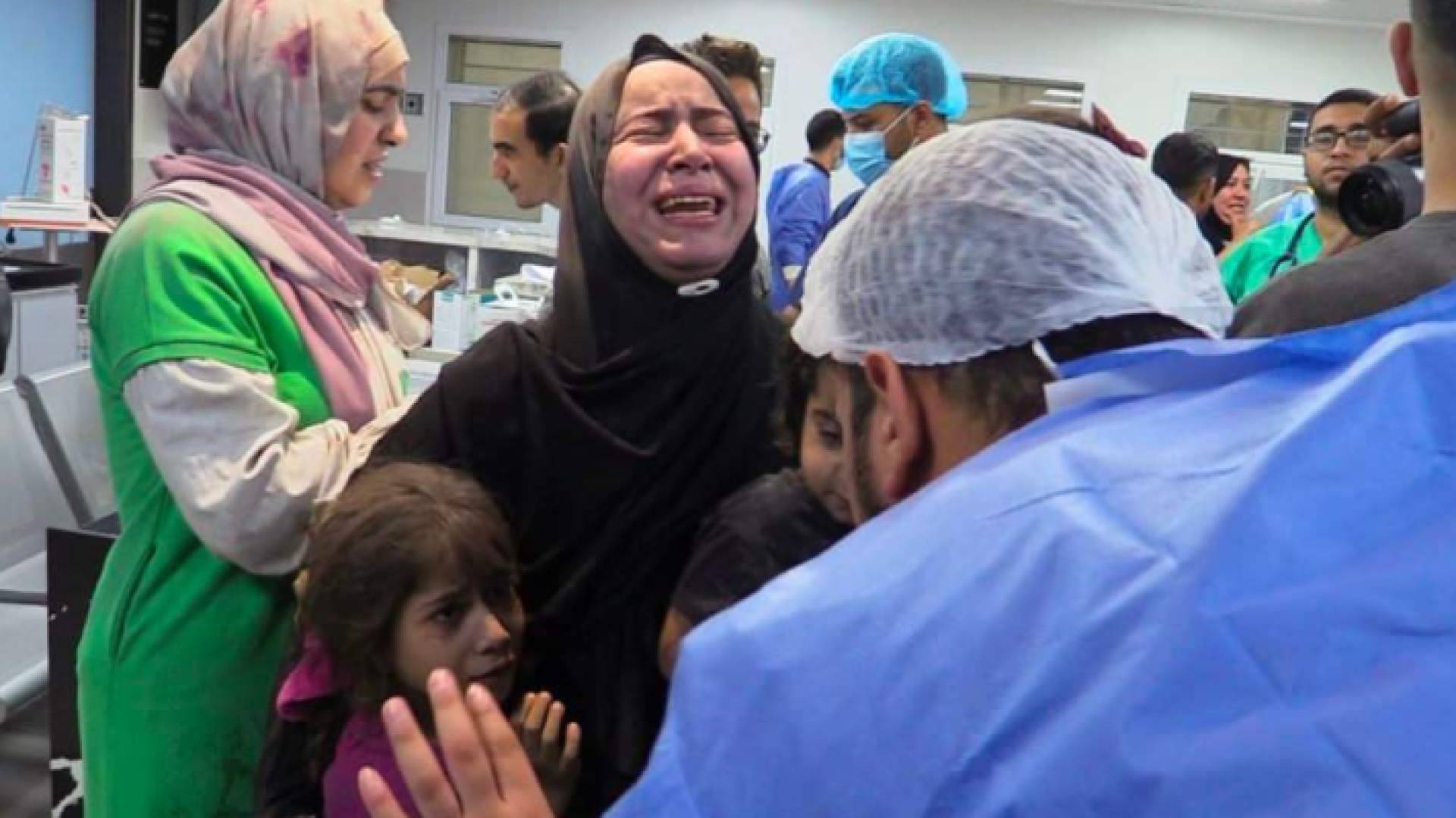 سيدة فلسطينية تبكي وجعا جراء القصف على غزة