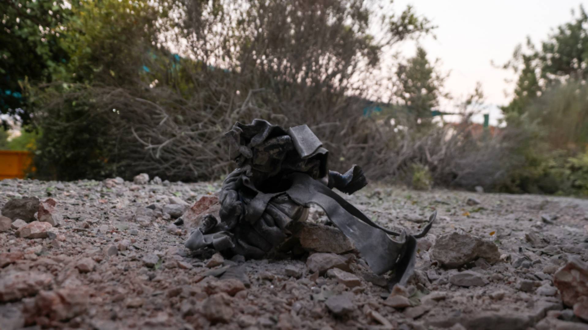 شظية صاروخ في بلدة كريات شمونة الشمالية