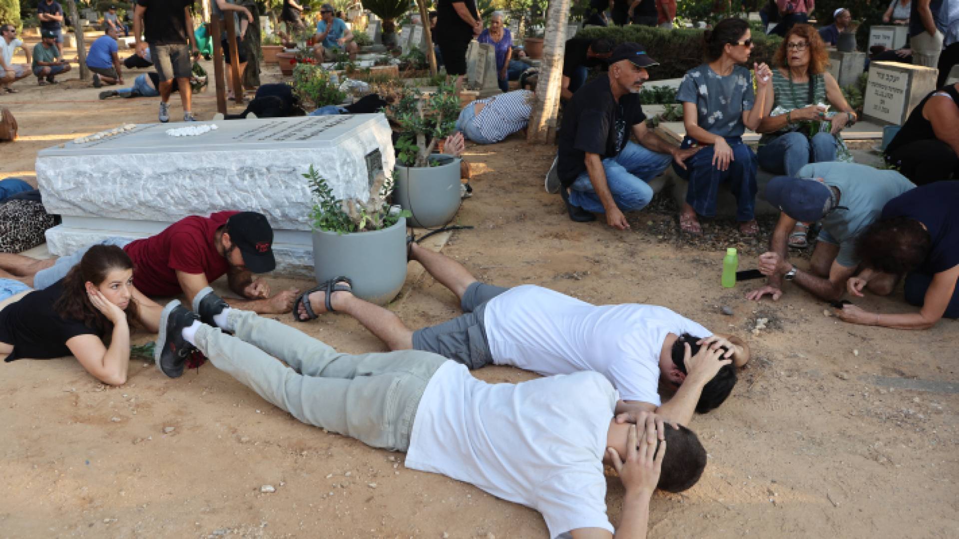 مستوطنون أثناء سماعهم صفارات الإنذار