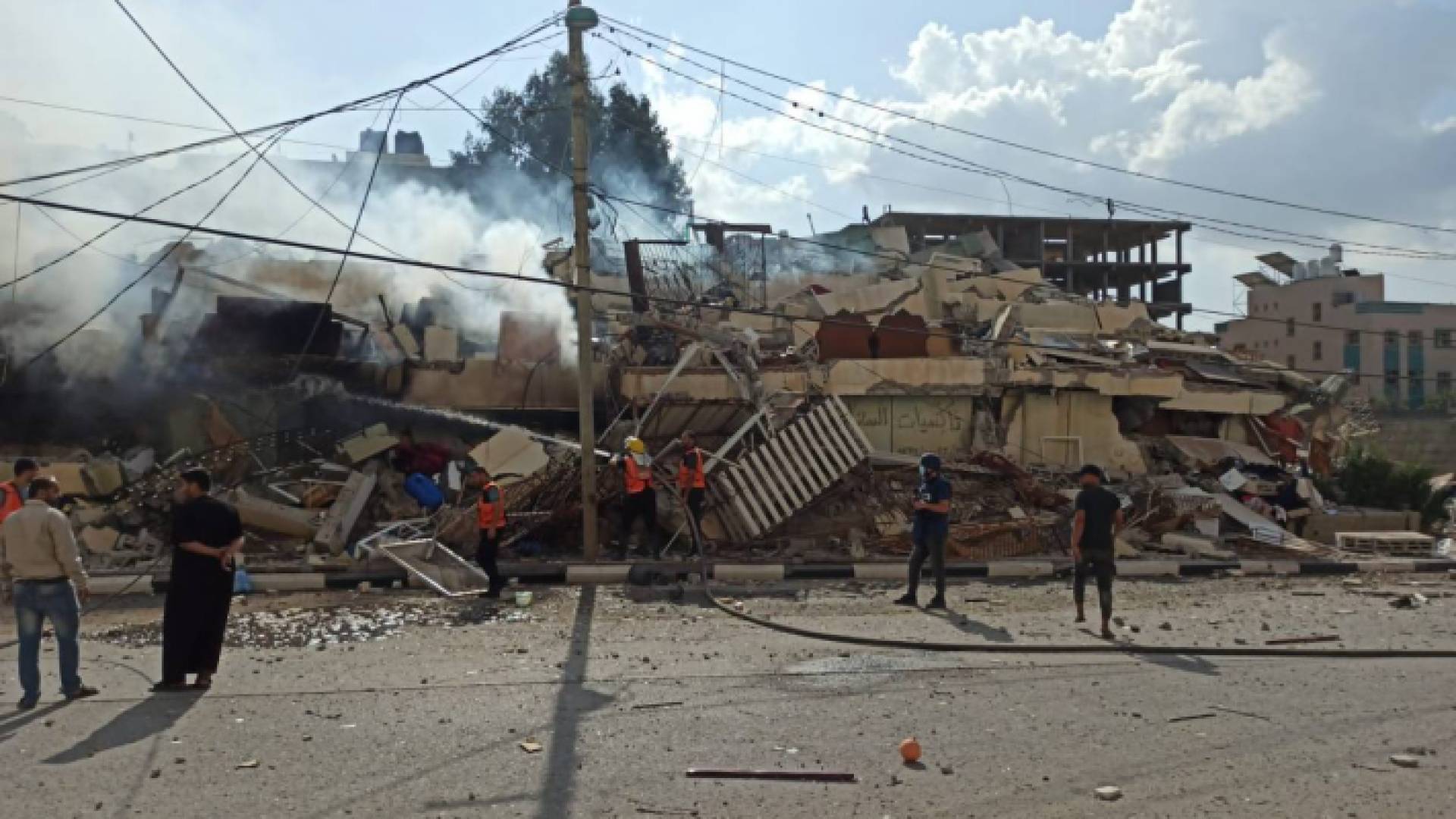 استهداف منطقة الزهراء السكنية وسط قطاع غزة