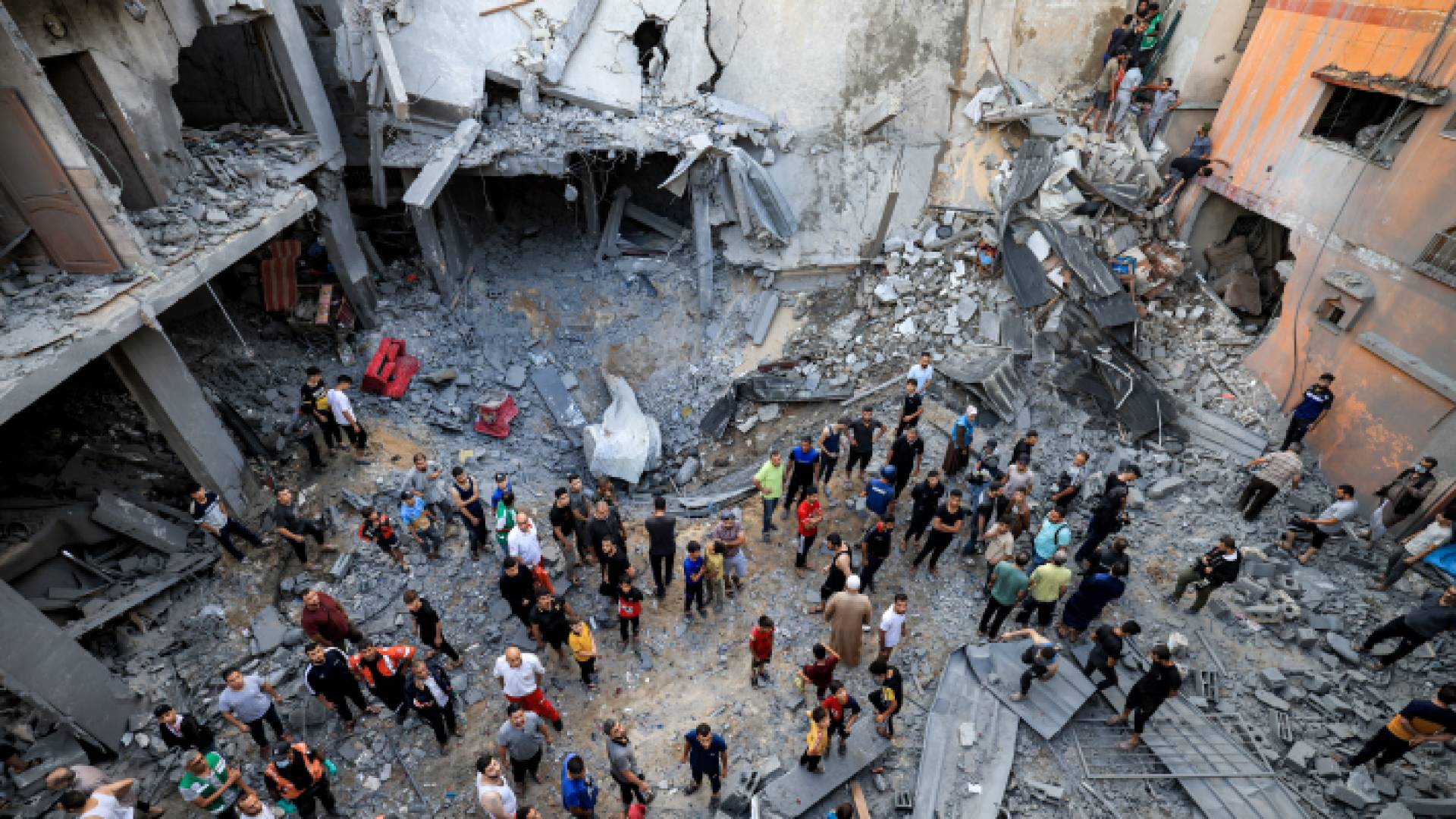 قوات الاحتلال تستهدف عمارات سكنية في غزة