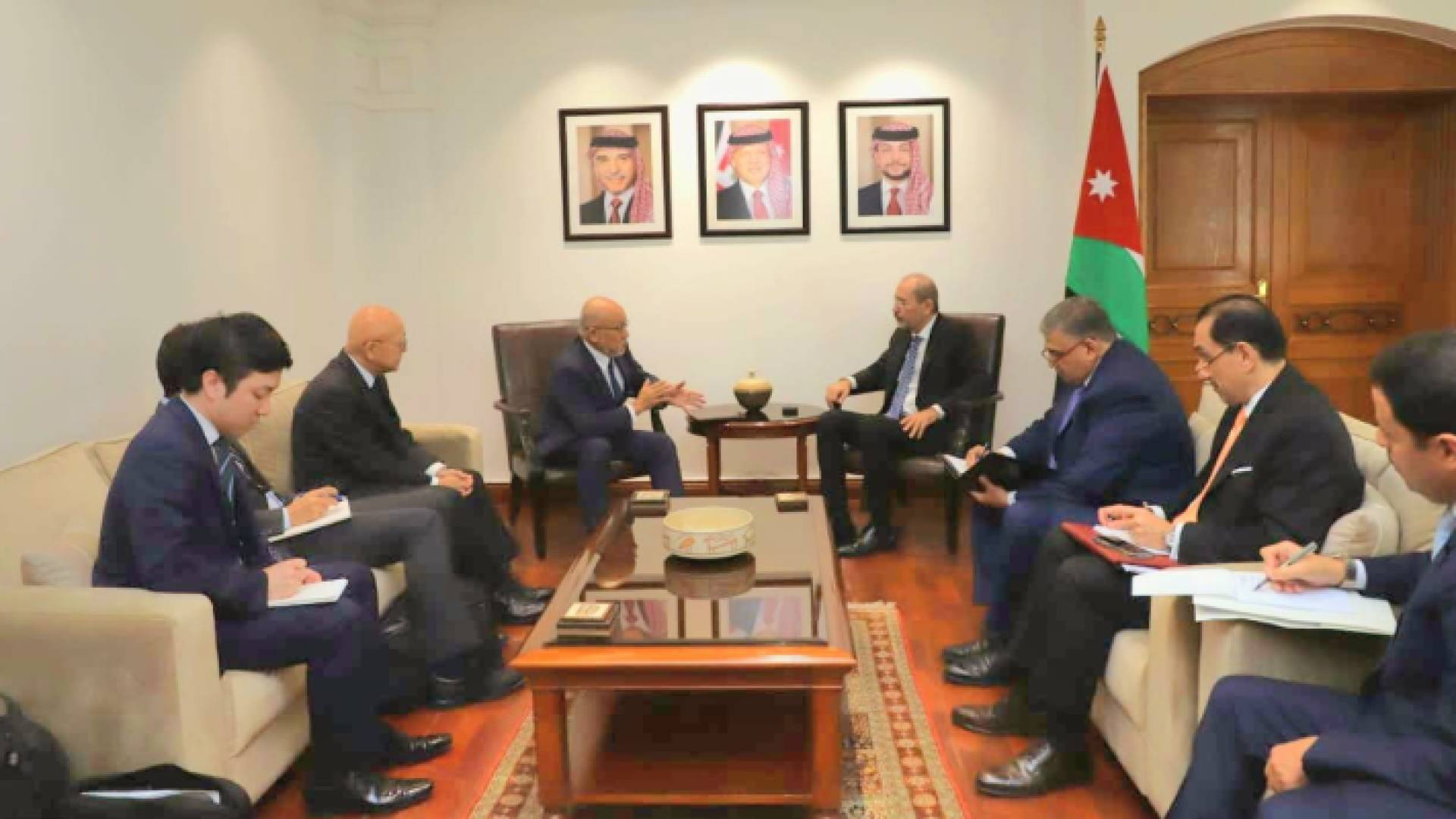 جانب من اجتماع وزير الخارجية أيمن الصفدي مع المبعوث الياباني الخاص لعملية السلام في الشرق الأوسط أويمورا تسوكاسا