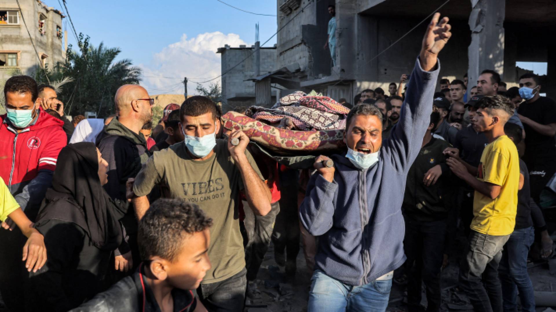 فلسطينيون يشيعون أحد الشهداء في غزة