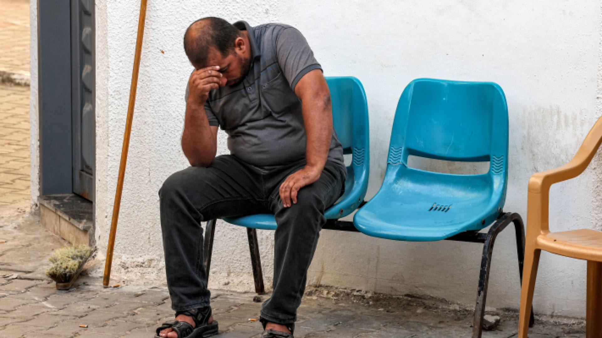 فلسطيني في باحة أحد مستشفيات قطاع غزة