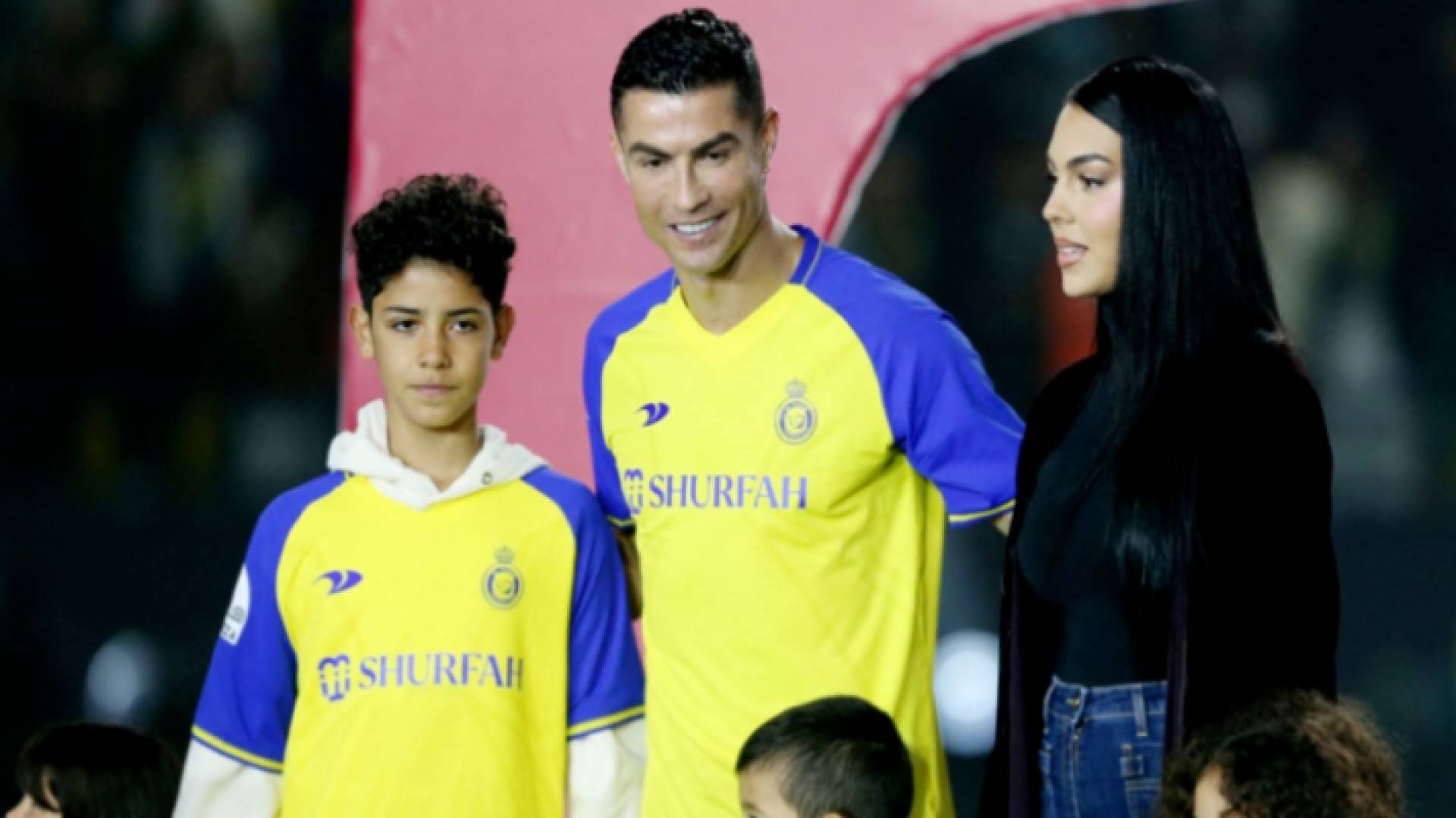 صورة سابقة لرونالدو ونجله