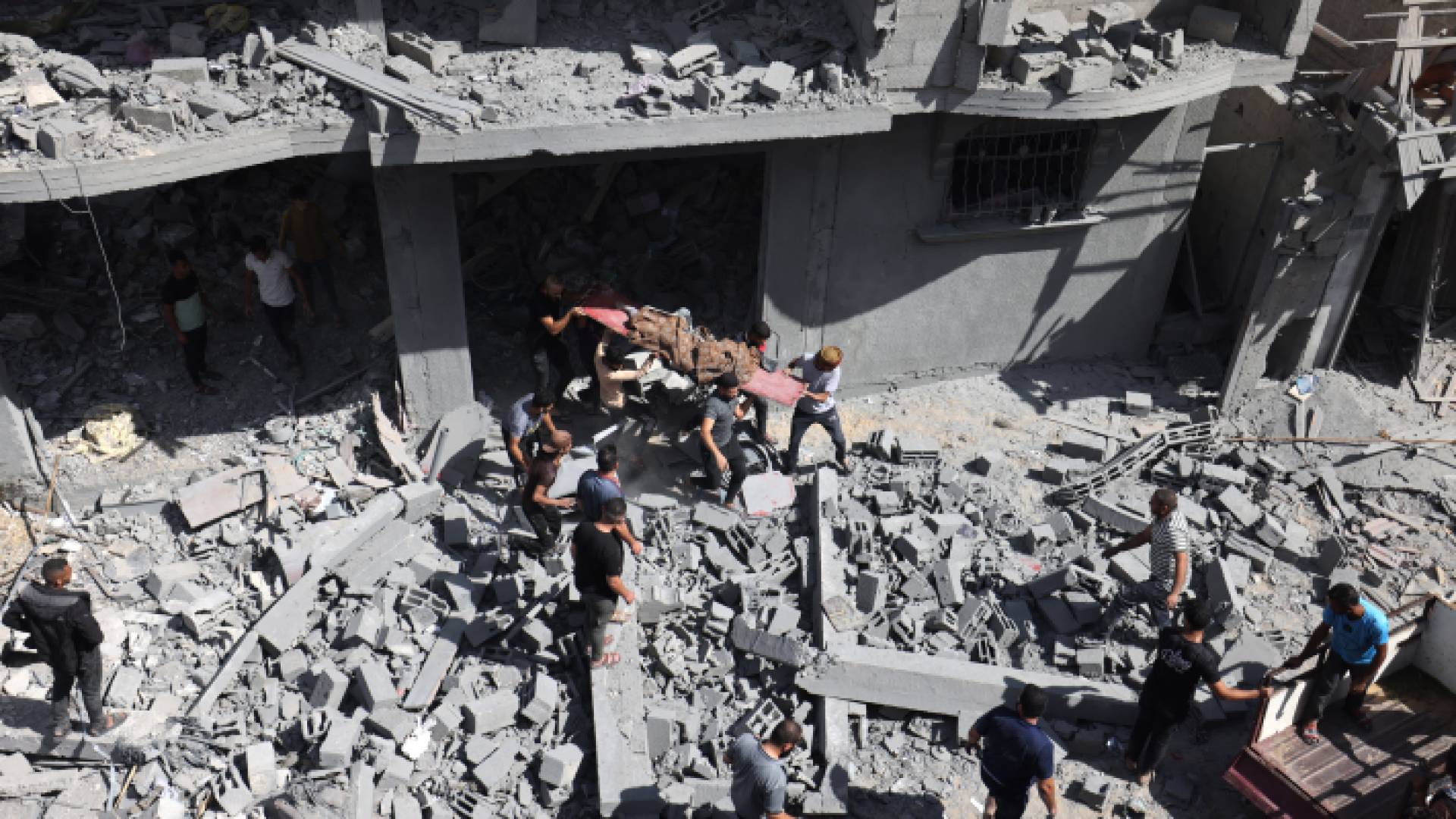 هدم عمارة في غزة جراء استهداف الاحتلال