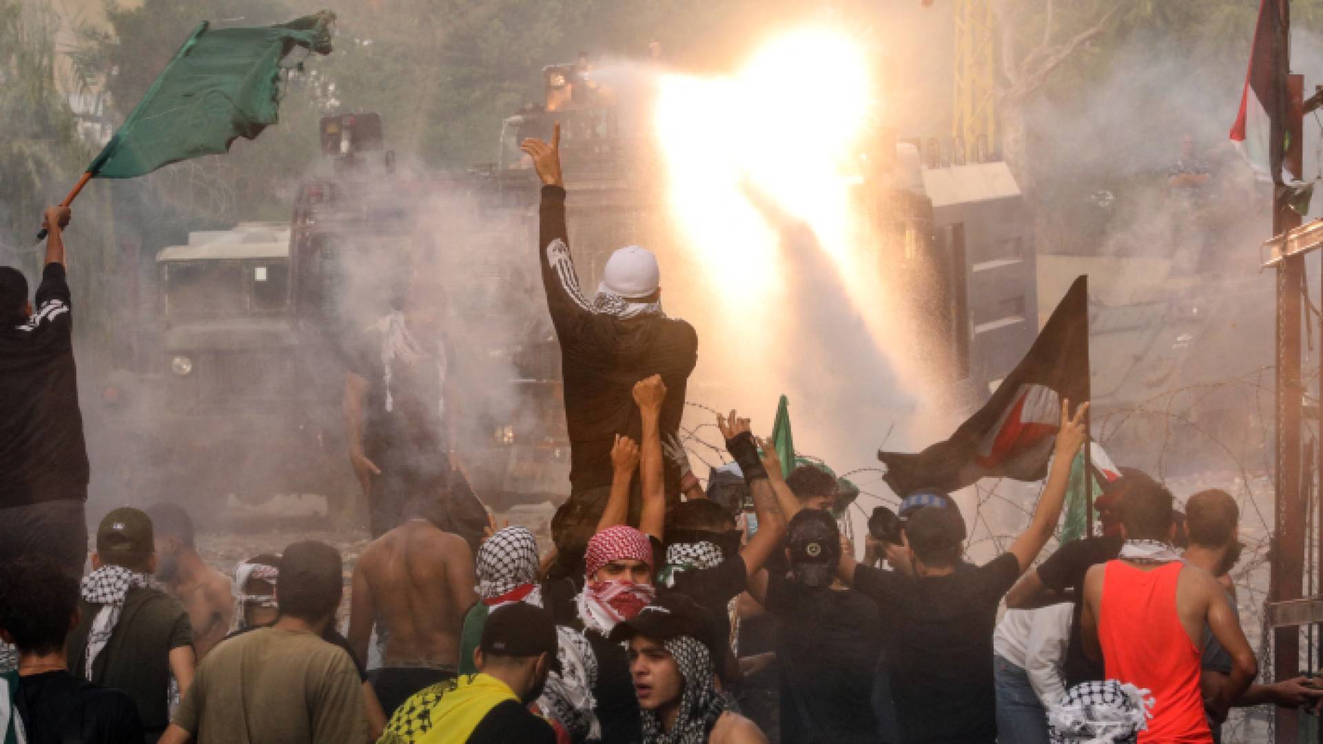 جانب من التظاهرات التي شهدها لبنان في محيط السفارة الأمريكية في بيروت