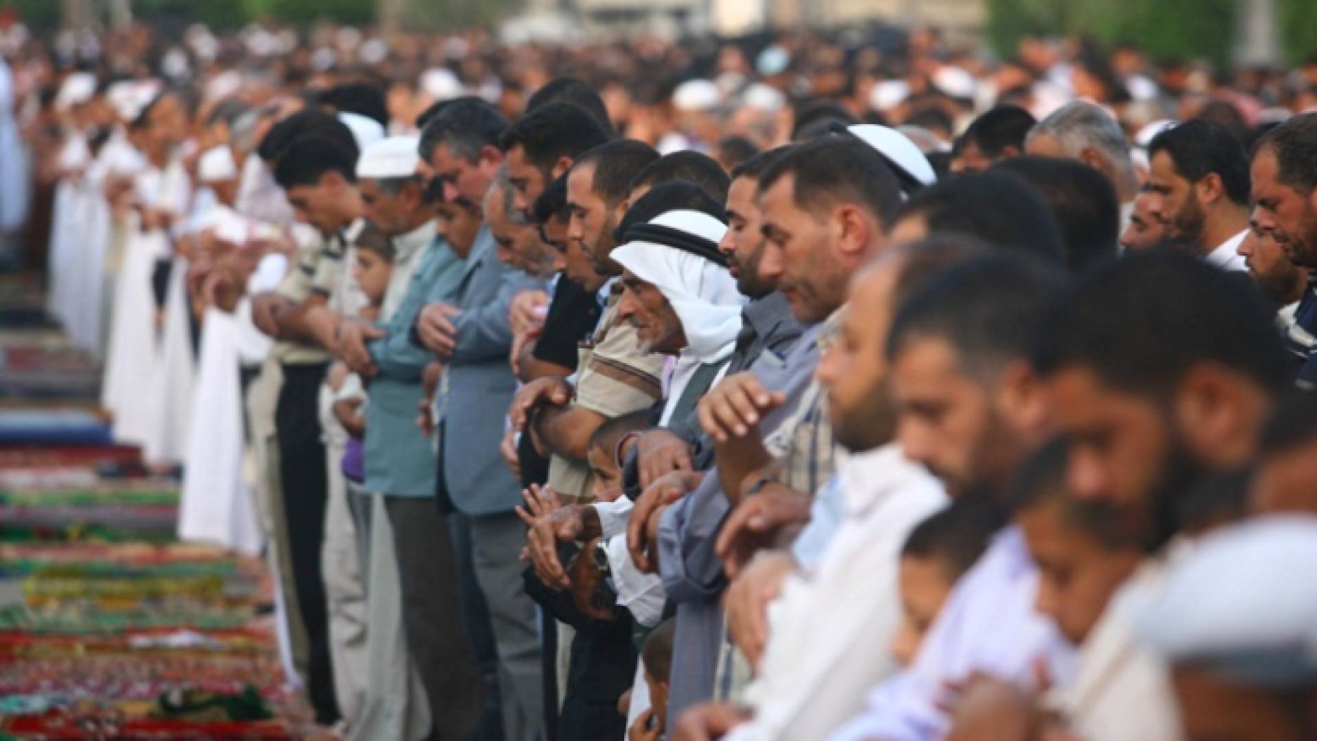 أداء الصلاة في أحد المساجد بعمان