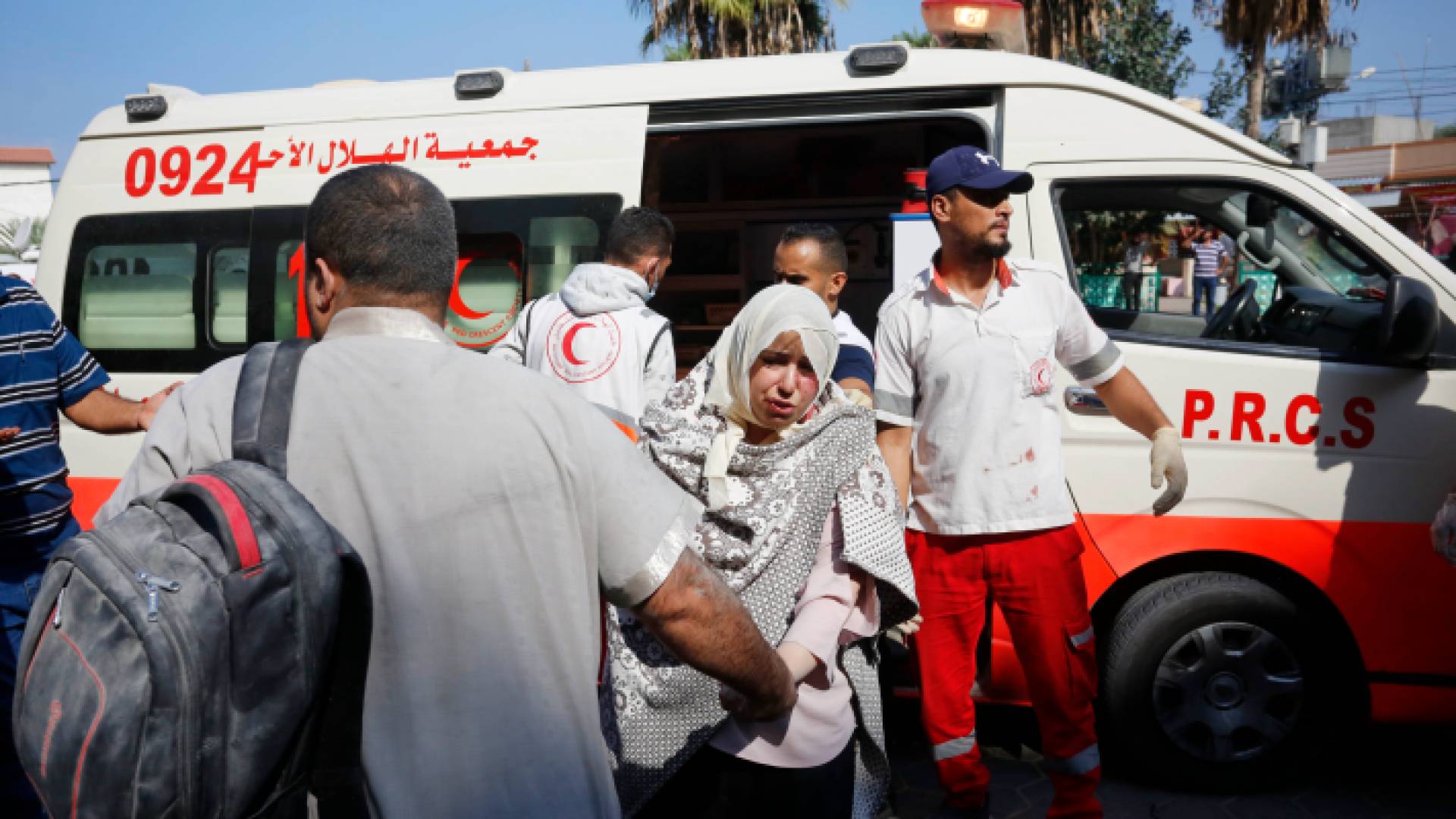 نقل مصابين في غزة جراء غارات الاحتلال