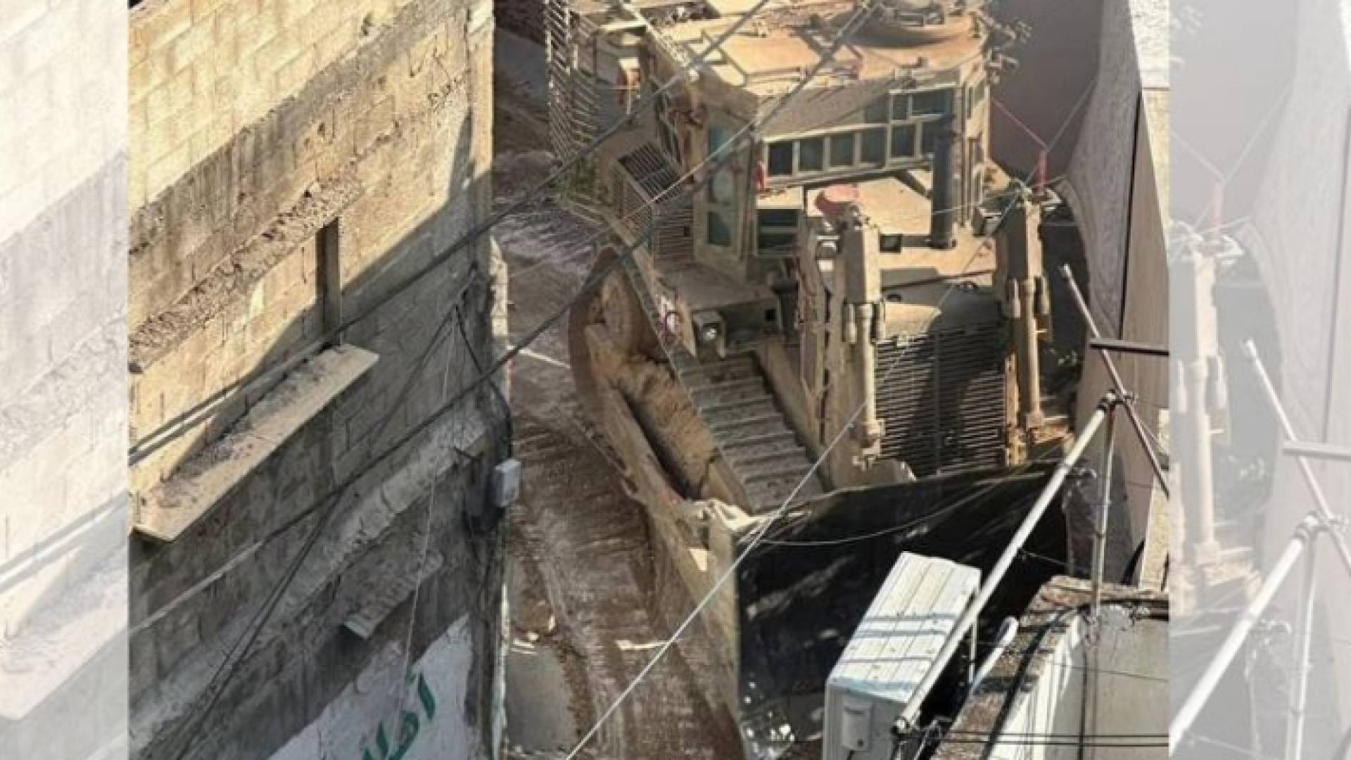 جرافة الاحتلال تجرف أحد الشوارع في مخيم نور شمس