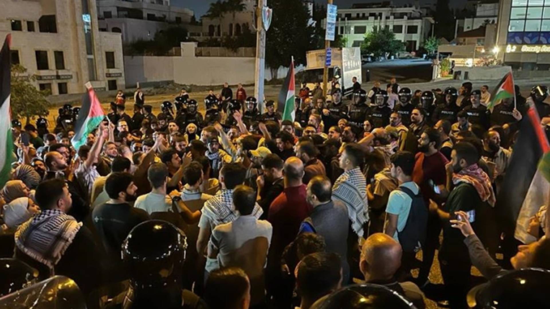 أردنيون غاضبون في محيط السفارة الأمريكية بالعاصمة عمان