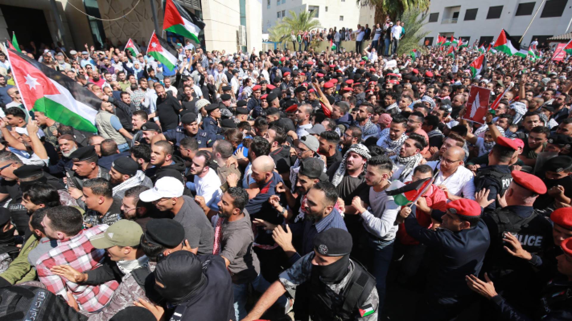 مظاهرة حاشدة في الأردن تضامنا مع الفلسطينيين