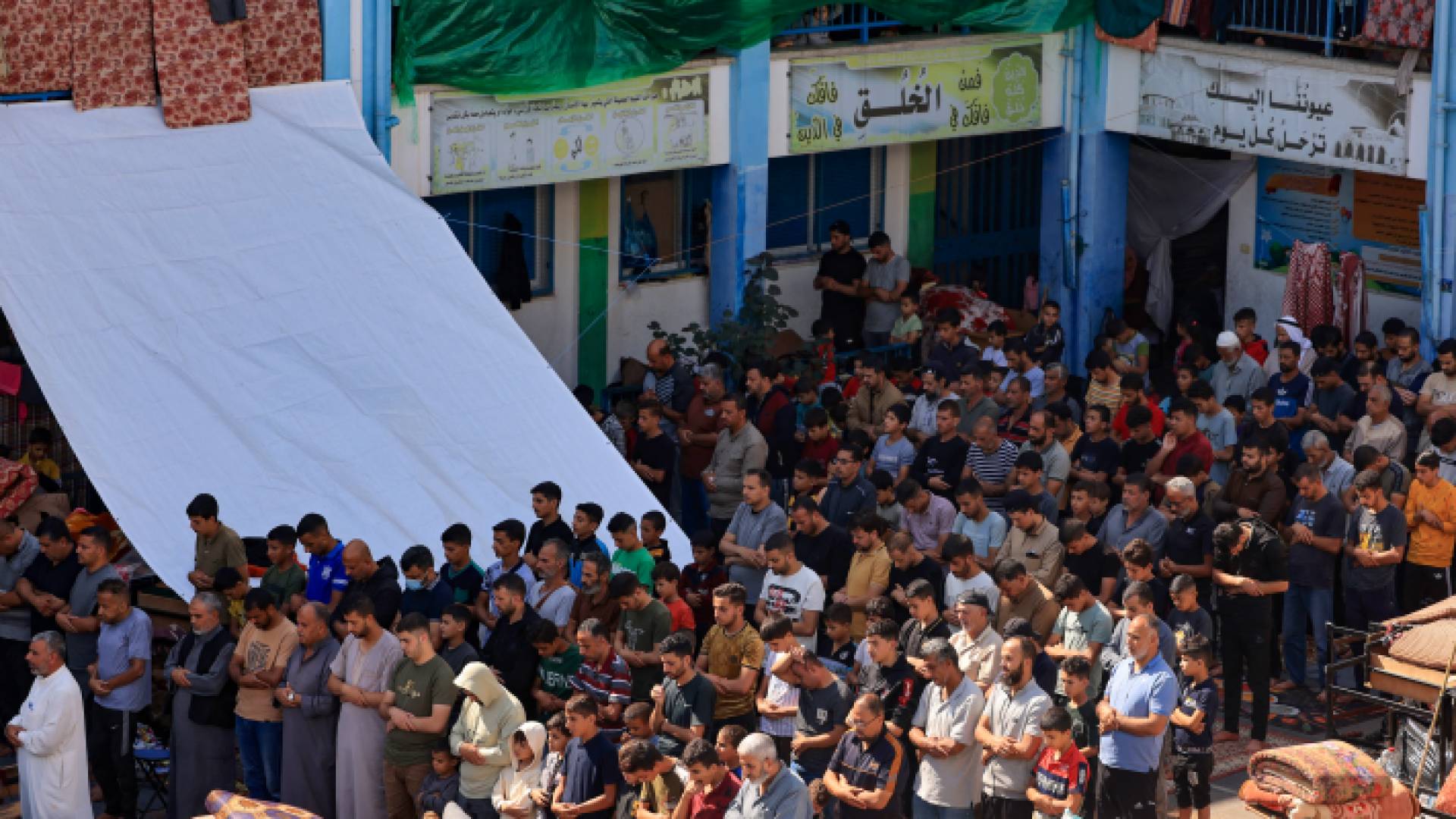 نازحون يؤدون الصلاة في إحدى مدارس الأونروا