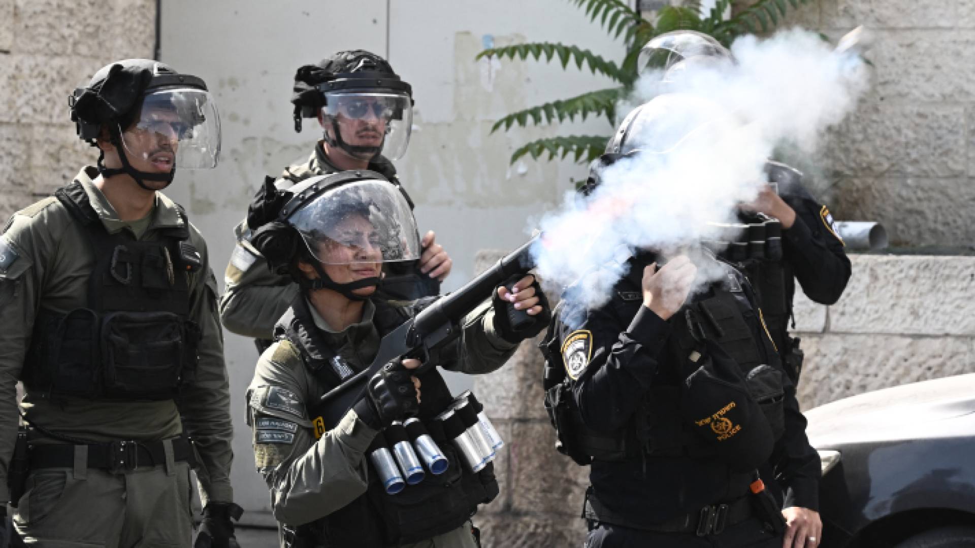 عناصر من قوات الاحتلال الإسرائيلي تصوب أسلحتها تجاه فلسطينيين