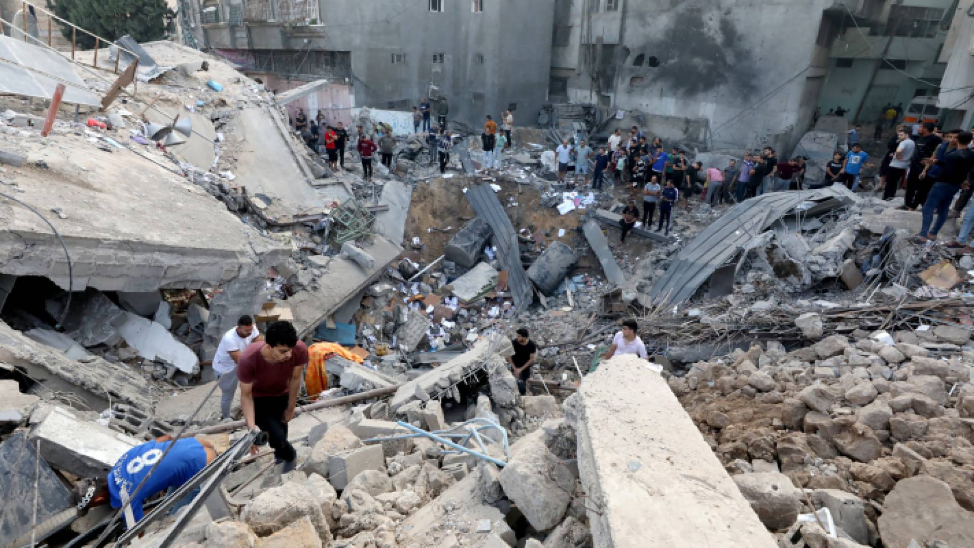 غارة للاحتلال على أحد المباني في قطاع غزة