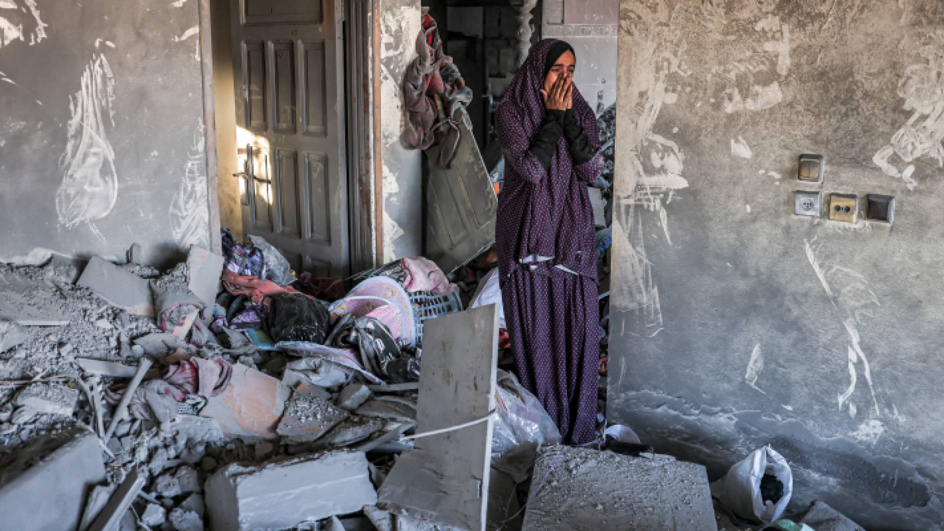 فلسطينية في غزة تبكي حزنا