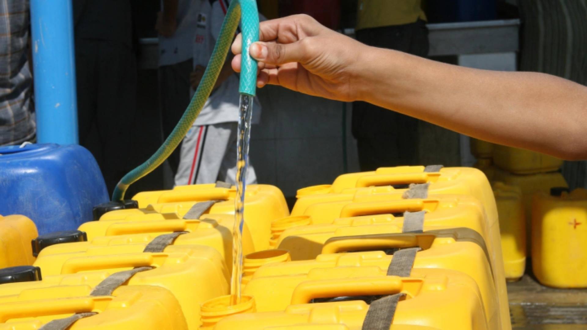 تعبئة جالونات المياه في غزة