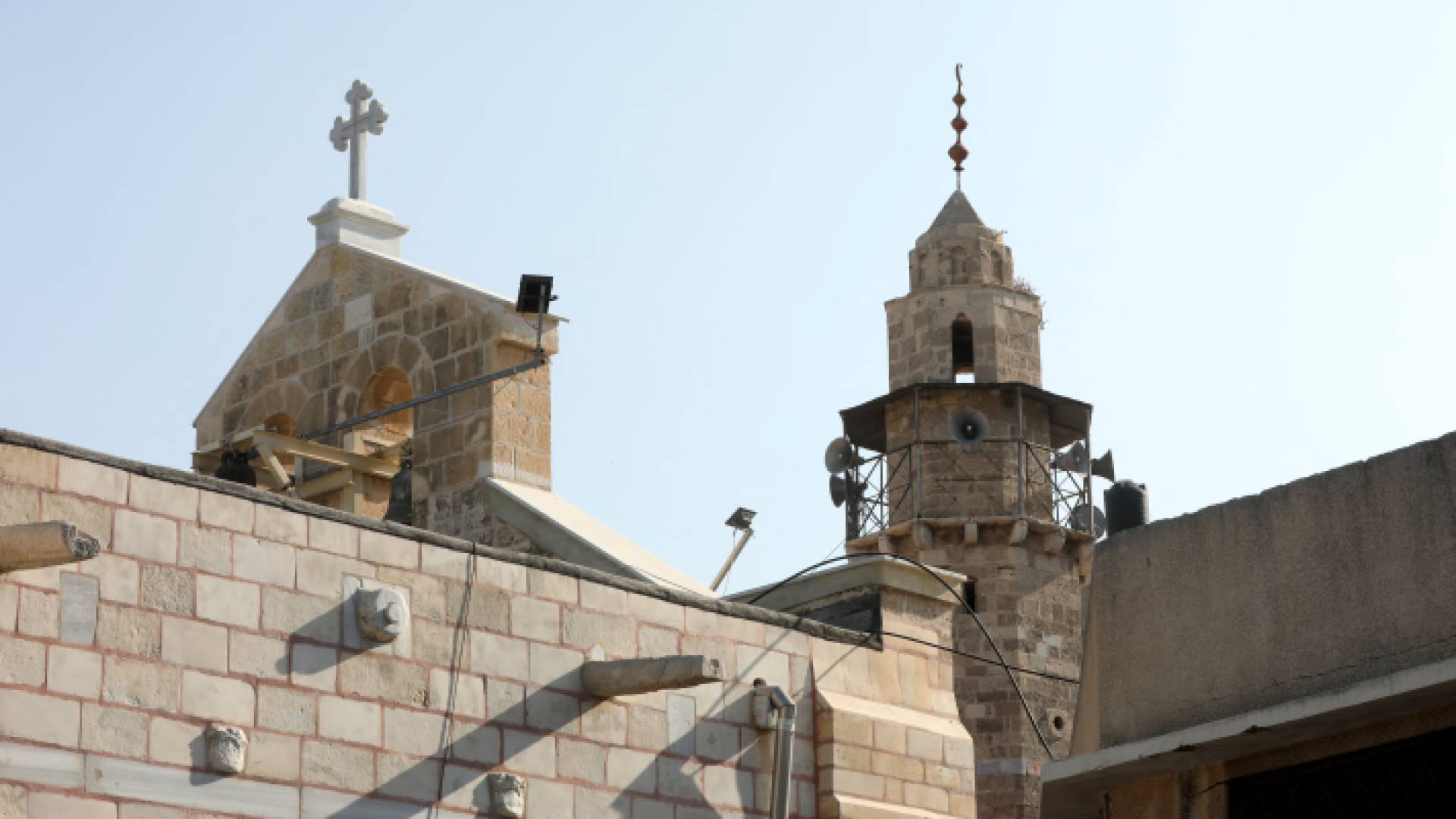 كنيسة يجاورها مسجد في غزة