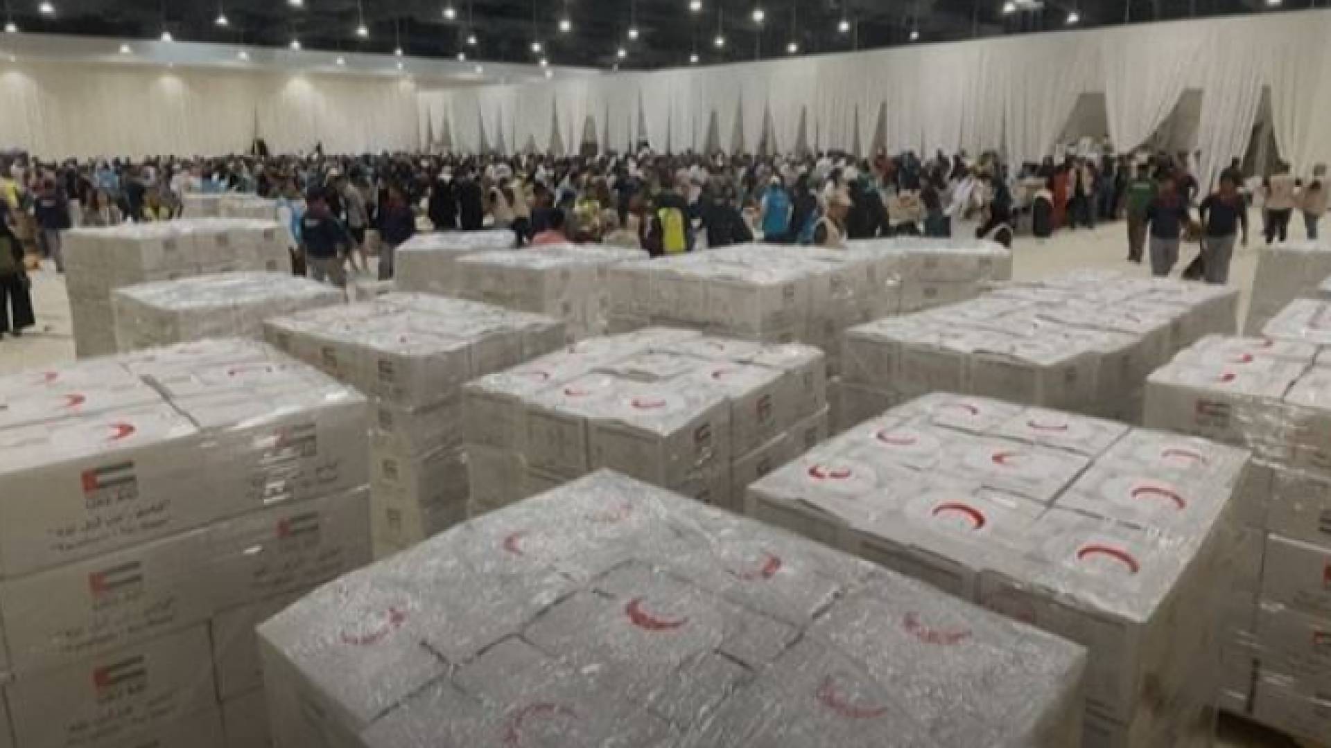 متطوعون يجمعون المساعدات في الامارات