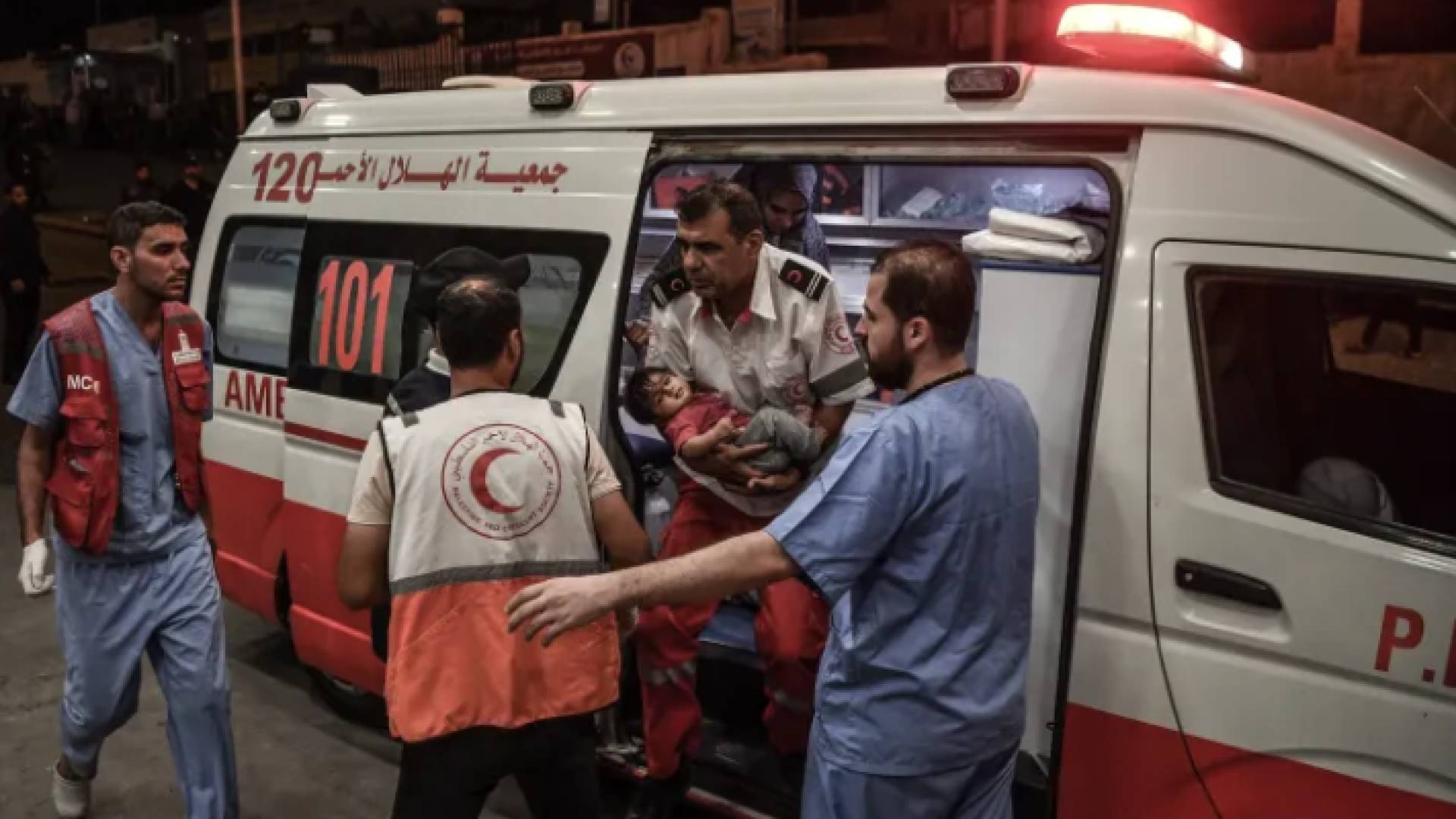 كوادر الاسعاف في غزة تسعف أحد المصابين الصغار